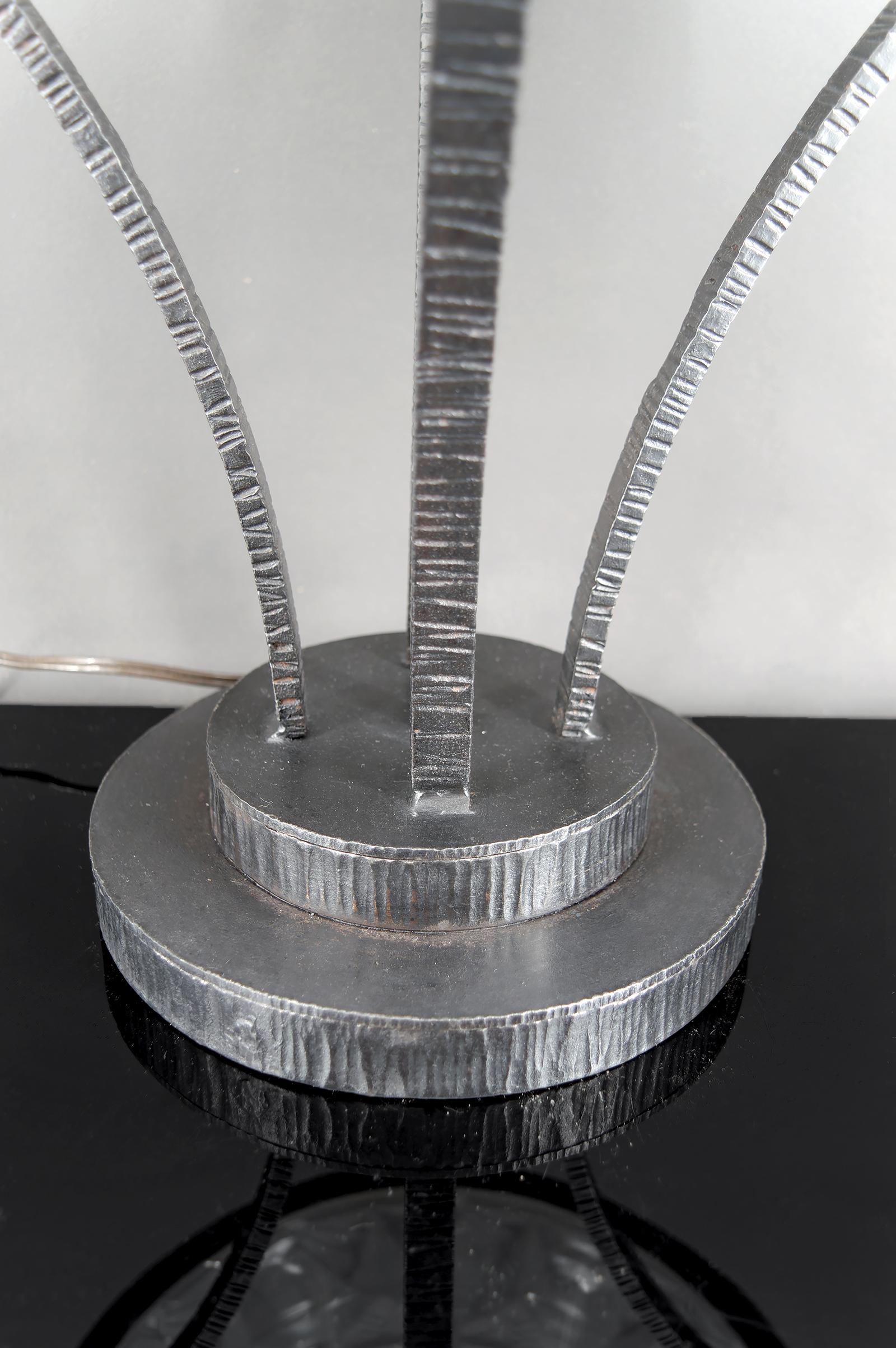 Importante Lámpara de Hierro Forjado con Cúpula de Cristal Estrellada, Art Decó Modernista en venta 6