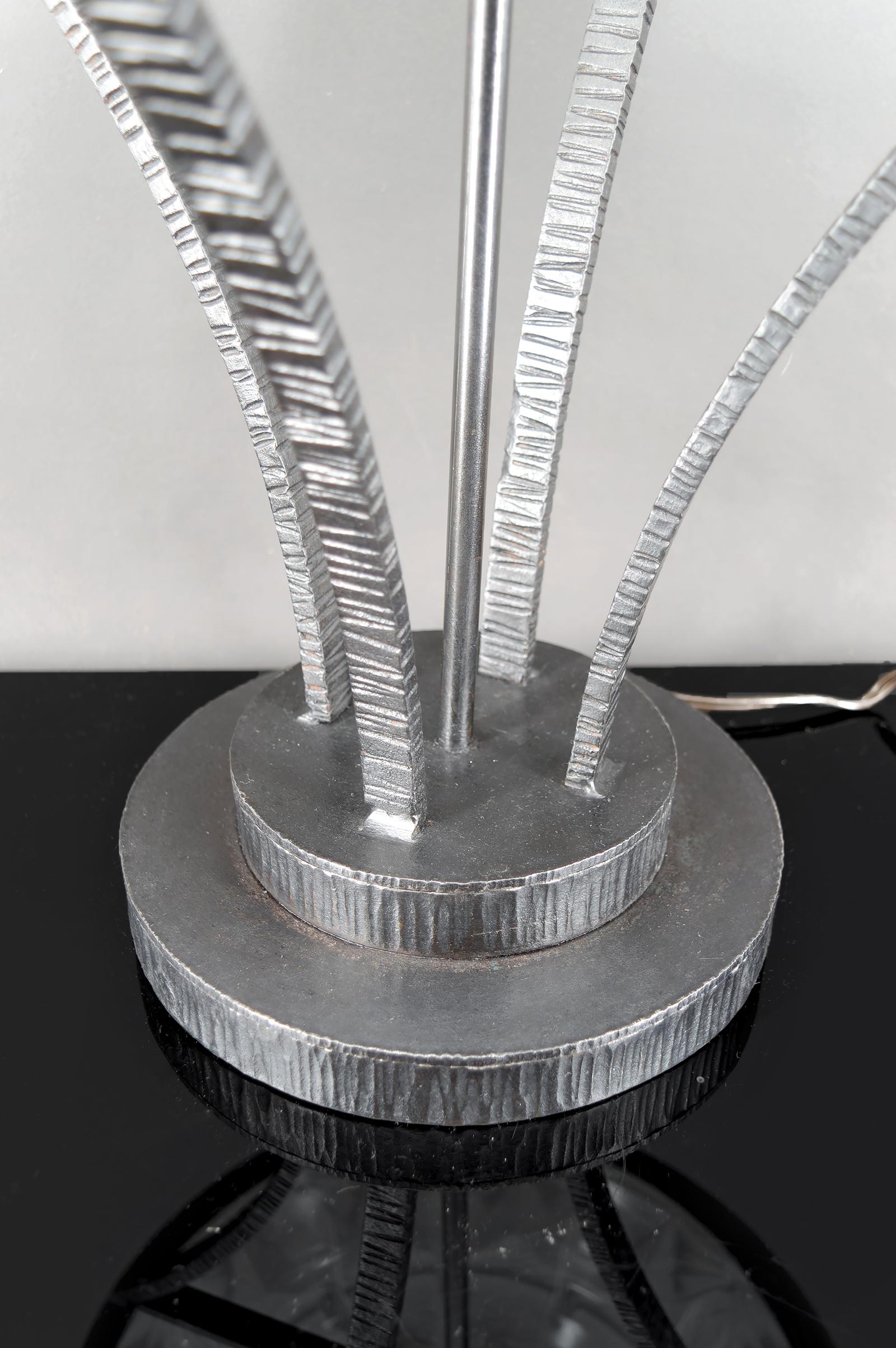 Importante Lámpara de Hierro Forjado con Cúpula de Cristal Estrellada, Art Decó Modernista en venta 7