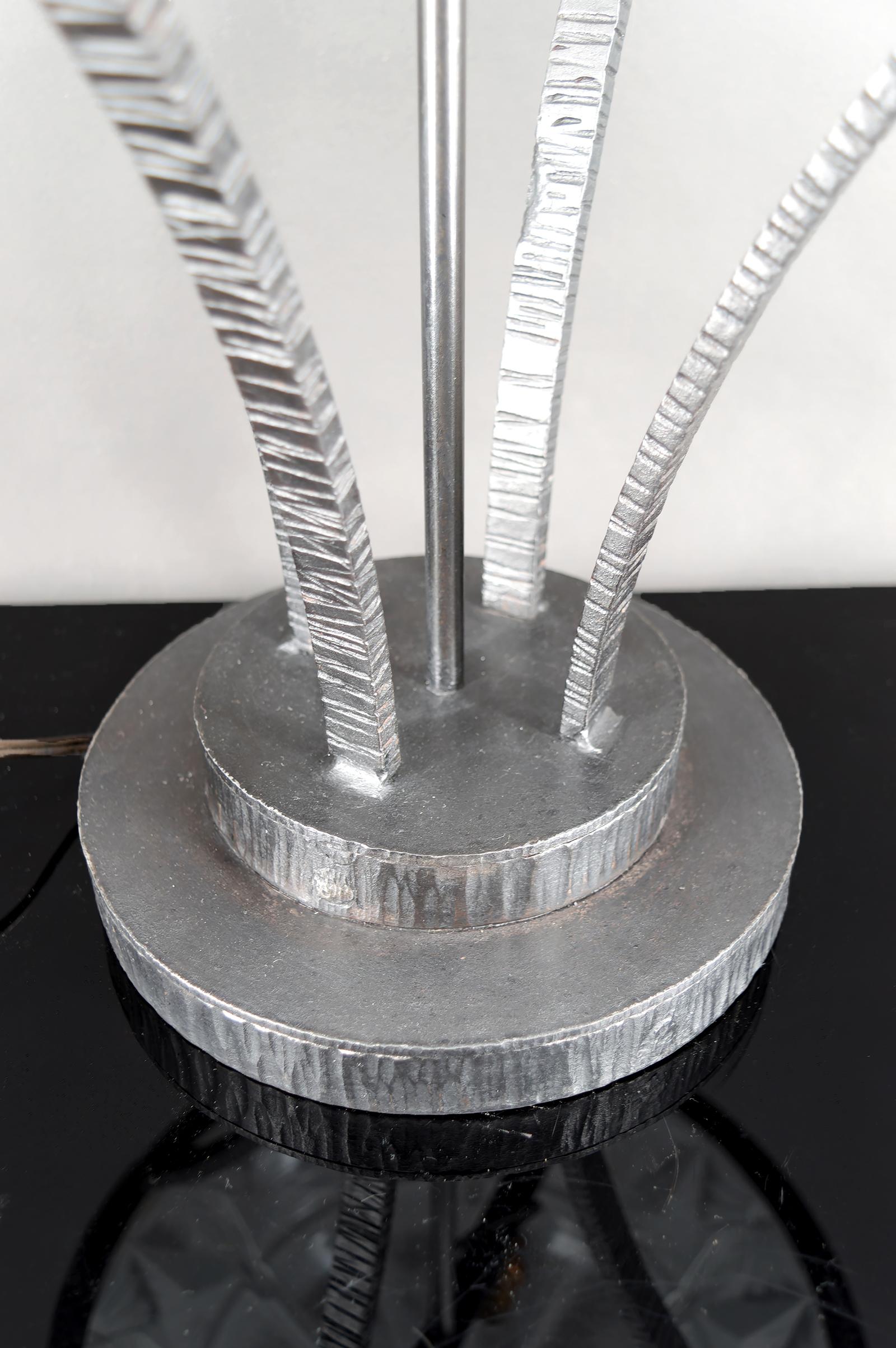 Importante Lámpara de Hierro Forjado con Cúpula de Cristal Estrellada, Art Decó Modernista en venta 9