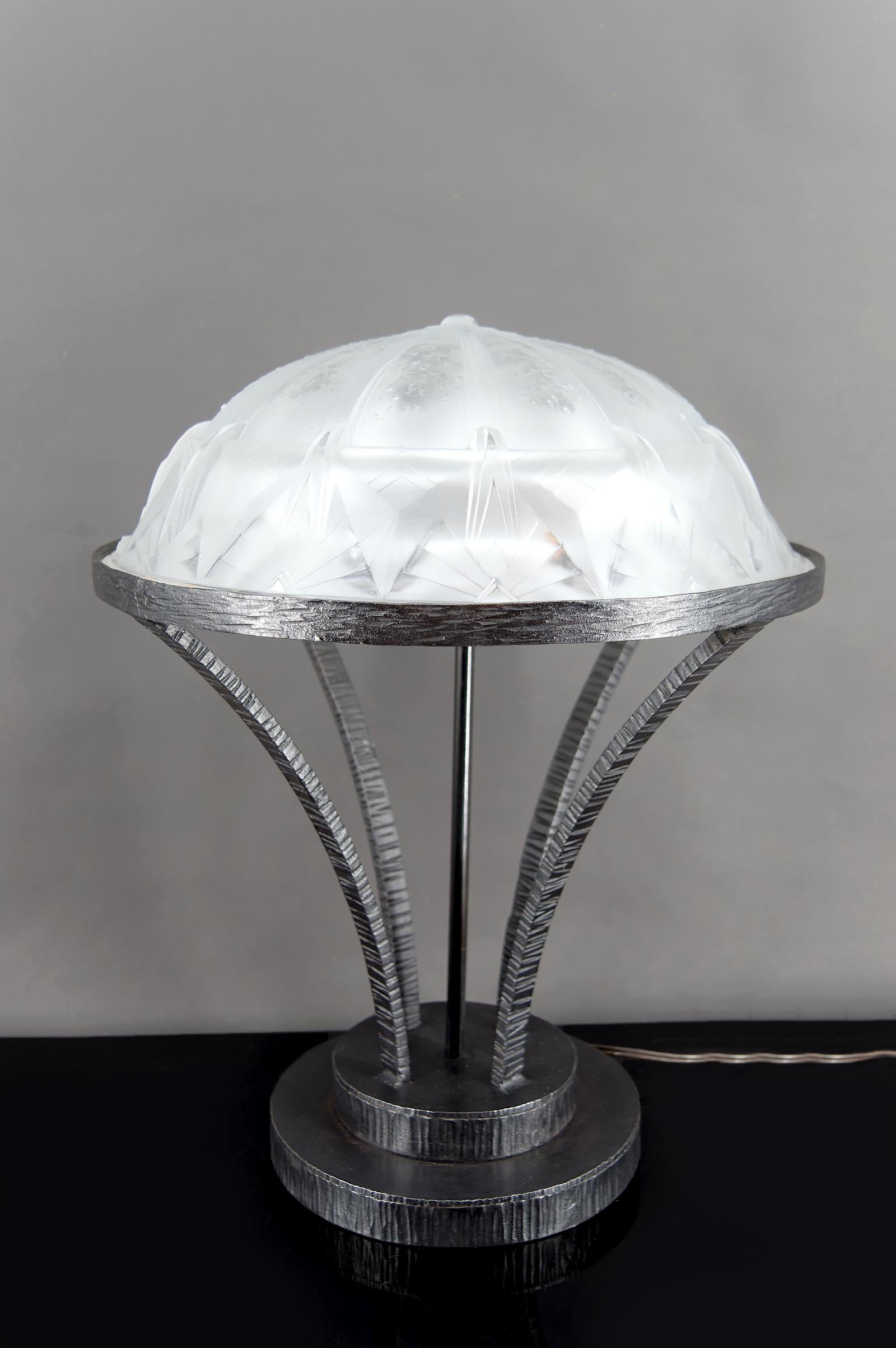 Importante Lámpara de Hierro Forjado con Cúpula de Cristal Estrellada
Art Déco Modernista - Francia, circa 1930

Esta extraordinaria lámpara, una magnífica pieza de época Art Decó, combina la fuerza del hierro forjado con la delicadeza de una cúpula