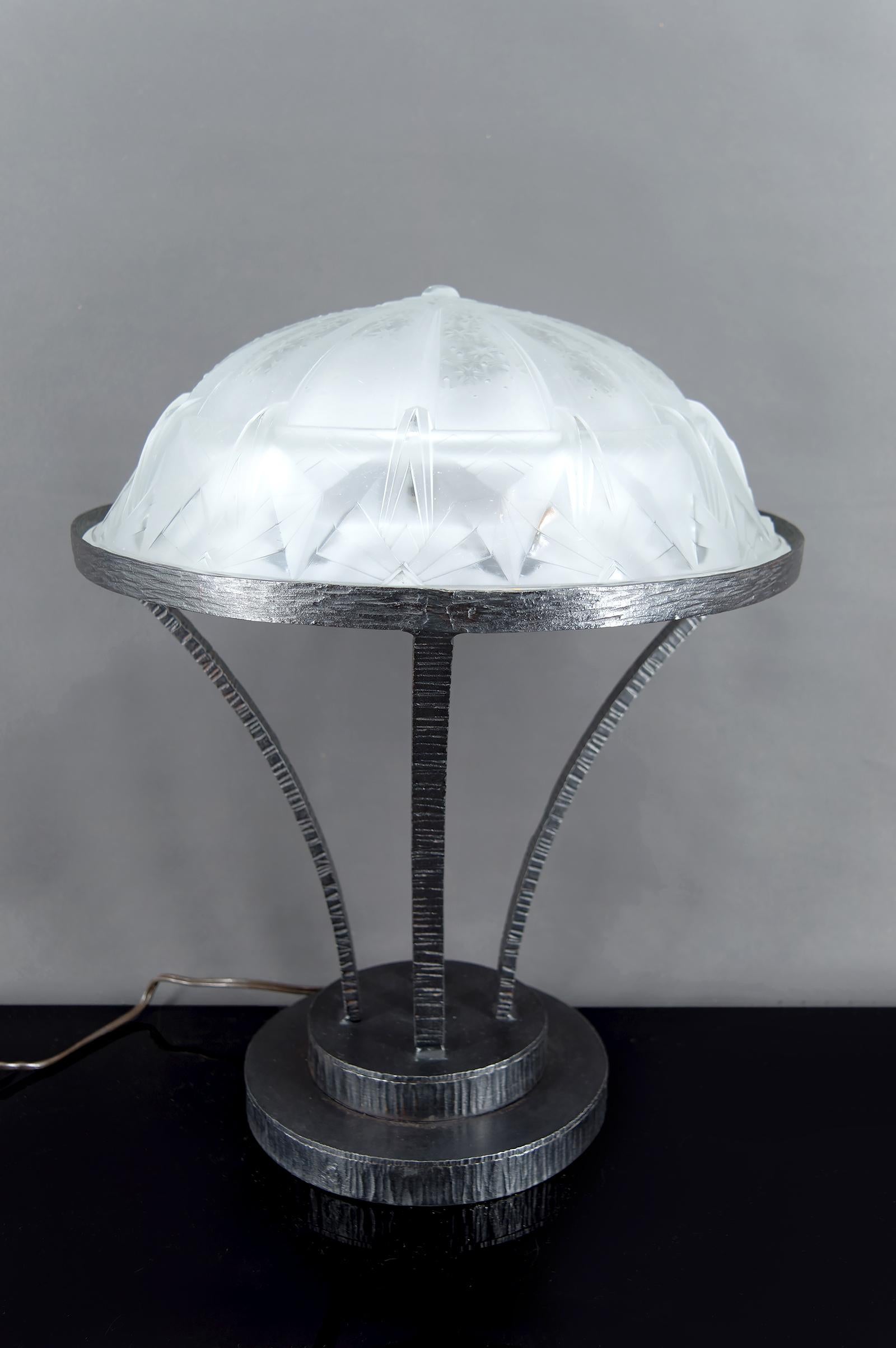 Importante Lámpara de Hierro Forjado con Cúpula de Cristal Estrellada, Art Decó Modernista Francés en venta