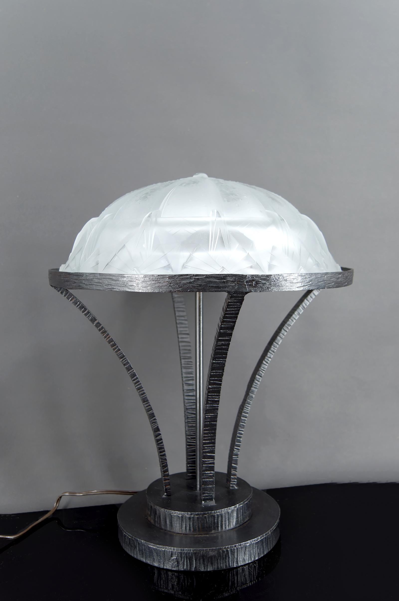 Importante Lámpara de Hierro Forjado con Cúpula de Cristal Estrellada, Art Decó Modernista en Bueno estado para la venta en VÉZELAY, FR