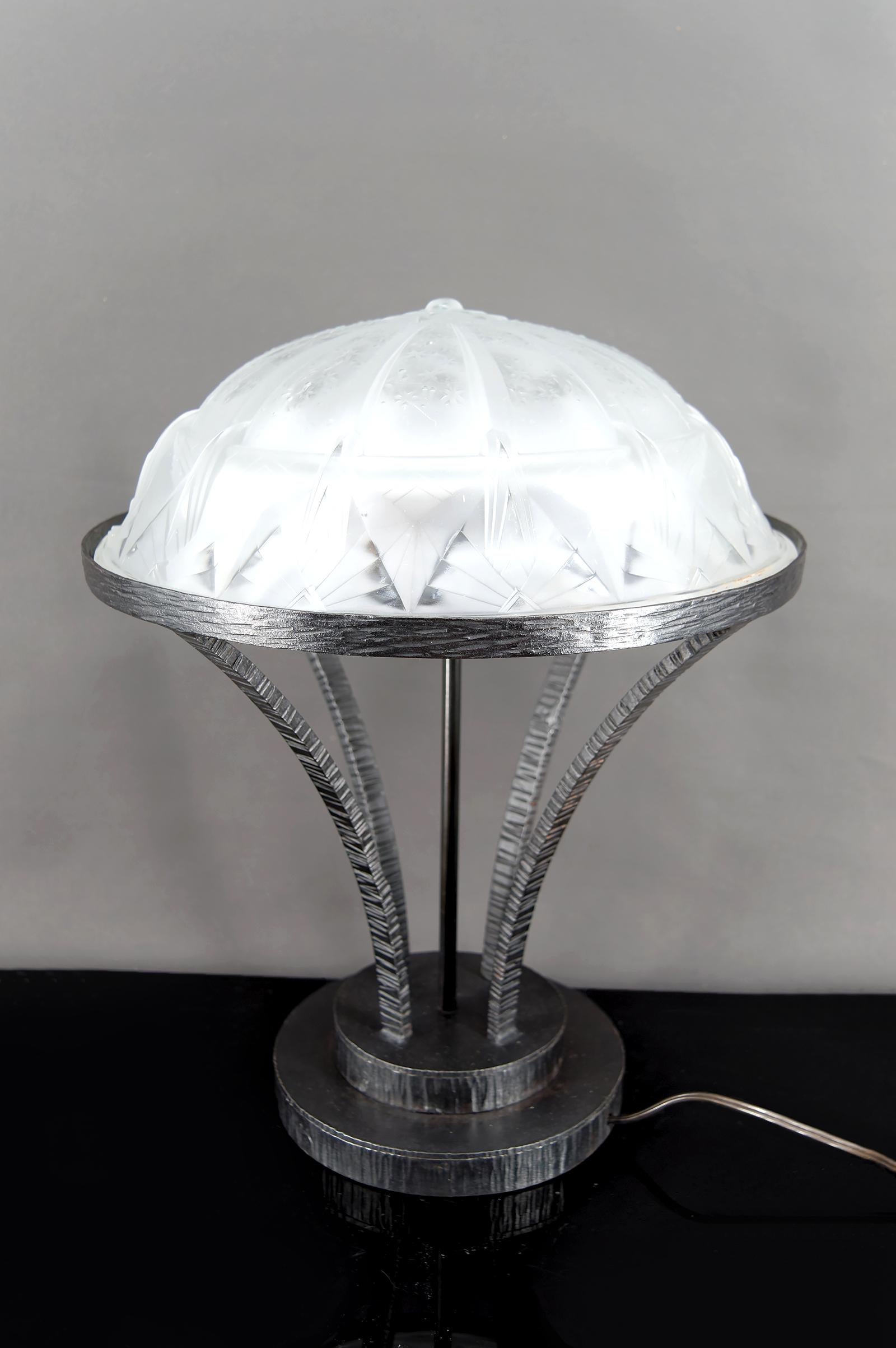 Importante Lámpara de Hierro Forjado con Cúpula de Cristal Estrellada, Art Decó Modernista mediados del siglo XX en venta