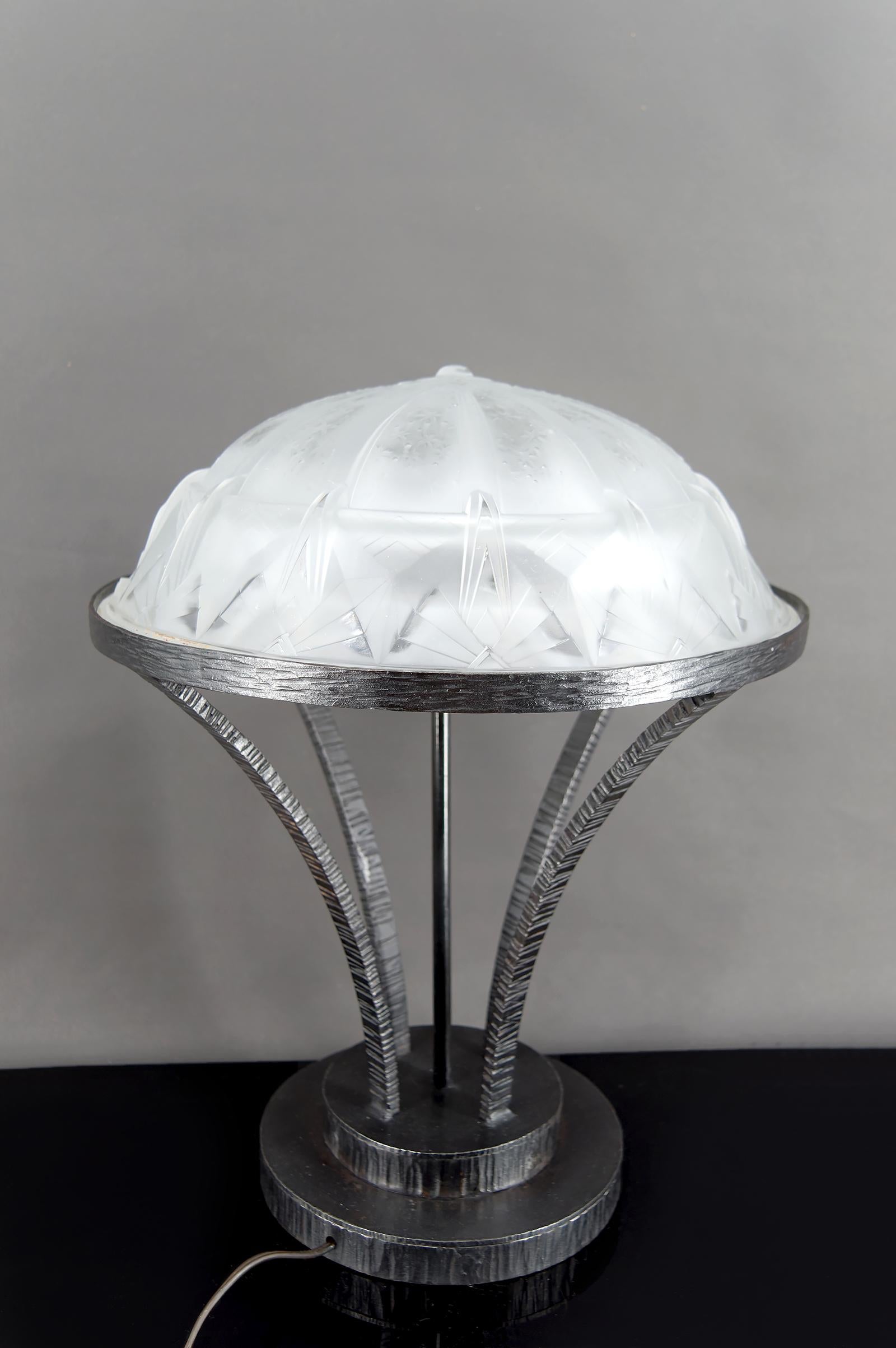 Importante Lámpara de Hierro Forjado con Cúpula de Cristal Estrellada, Art Decó Modernista Vidrio en venta