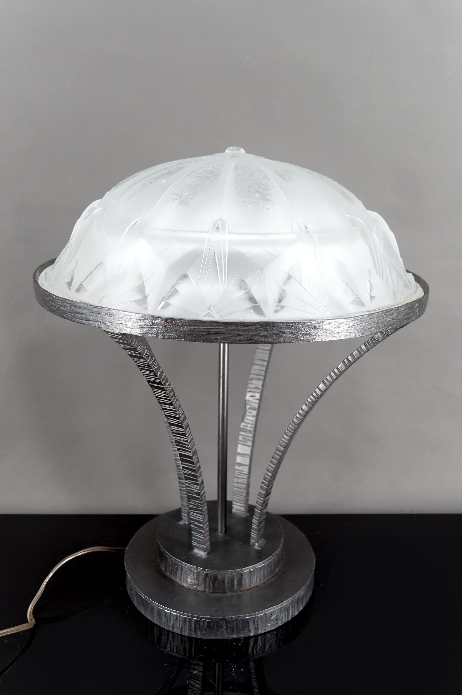 Importante Lámpara de Hierro Forjado con Cúpula de Cristal Estrellada, Art Decó Modernista en venta 1