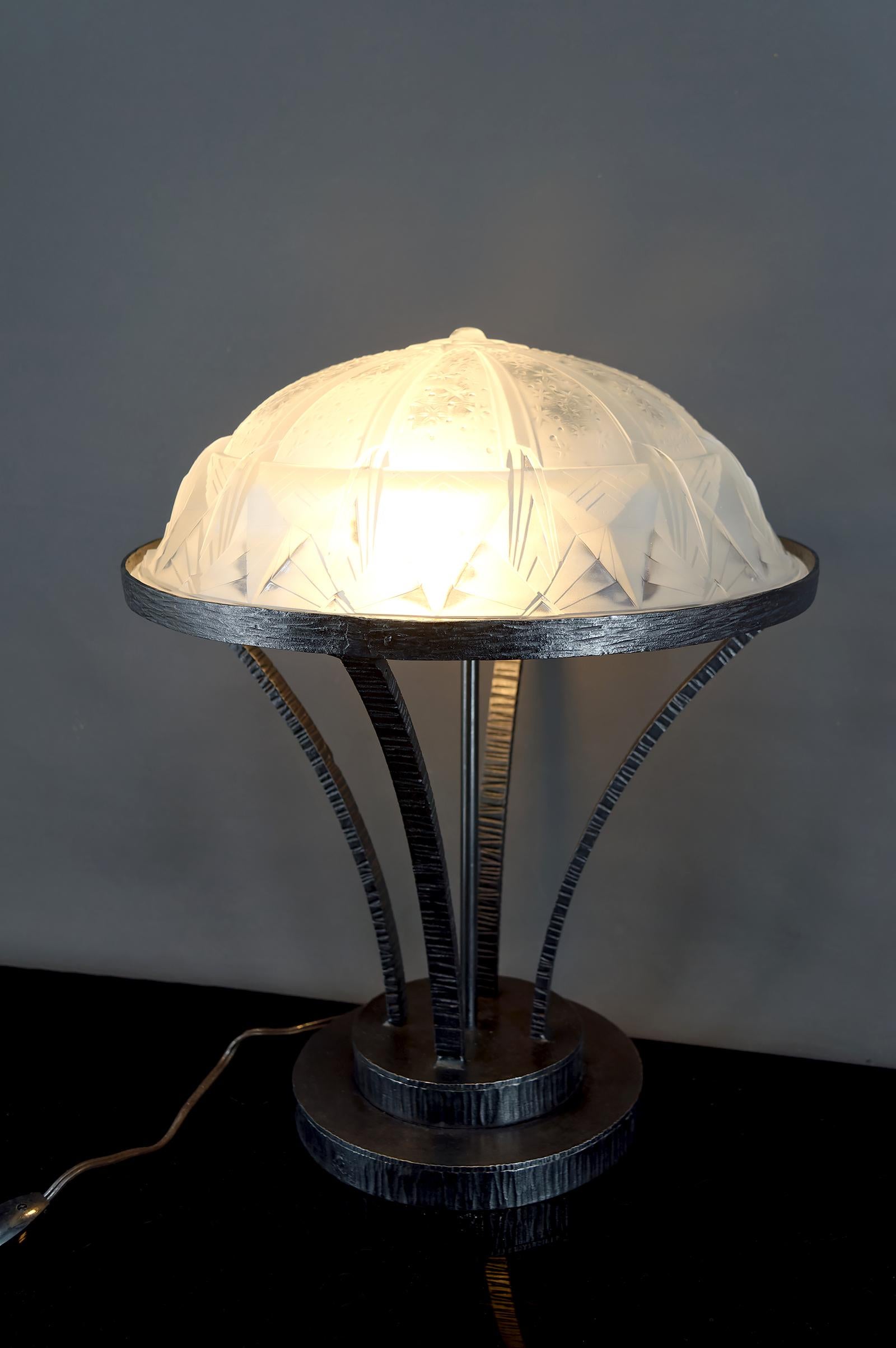 Importante Lámpara de Hierro Forjado con Cúpula de Cristal Estrellada, Art Decó Modernista en venta 2