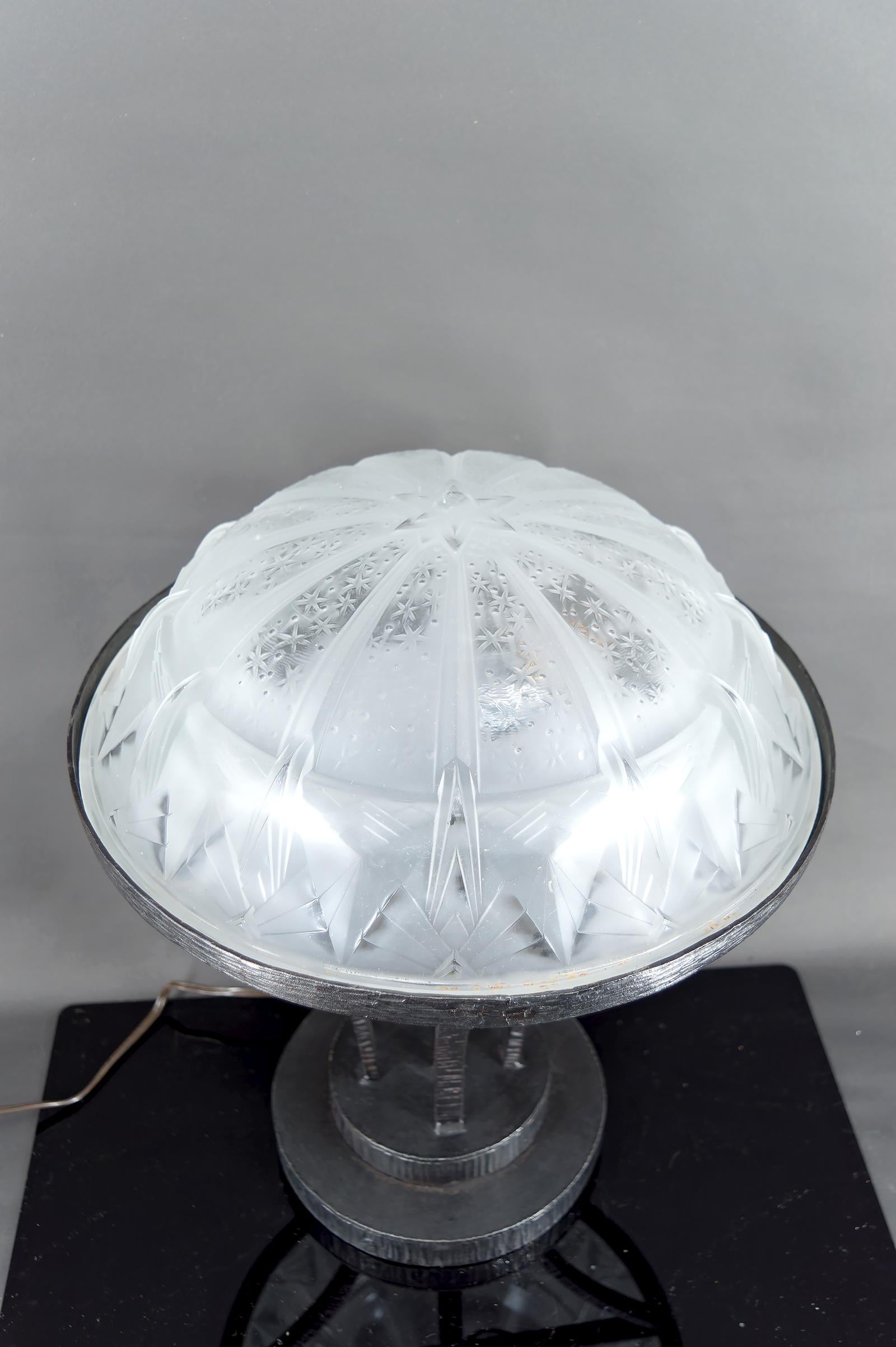 Importante Lámpara de Hierro Forjado con Cúpula de Cristal Estrellada, Art Decó Modernista en venta 3