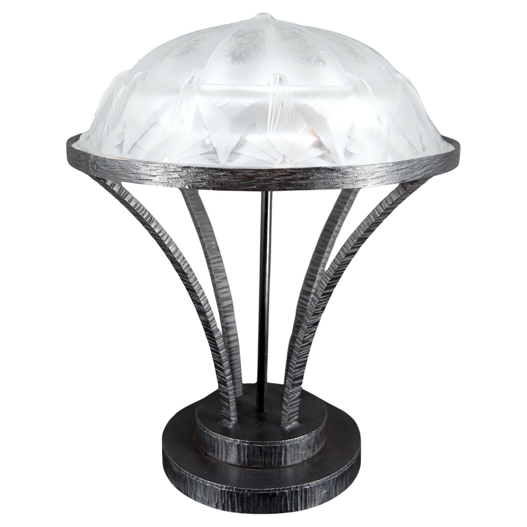 Importante Lámpara de Hierro Forjado con Cúpula de Cristal Estrellada, Art Decó Modernista en venta