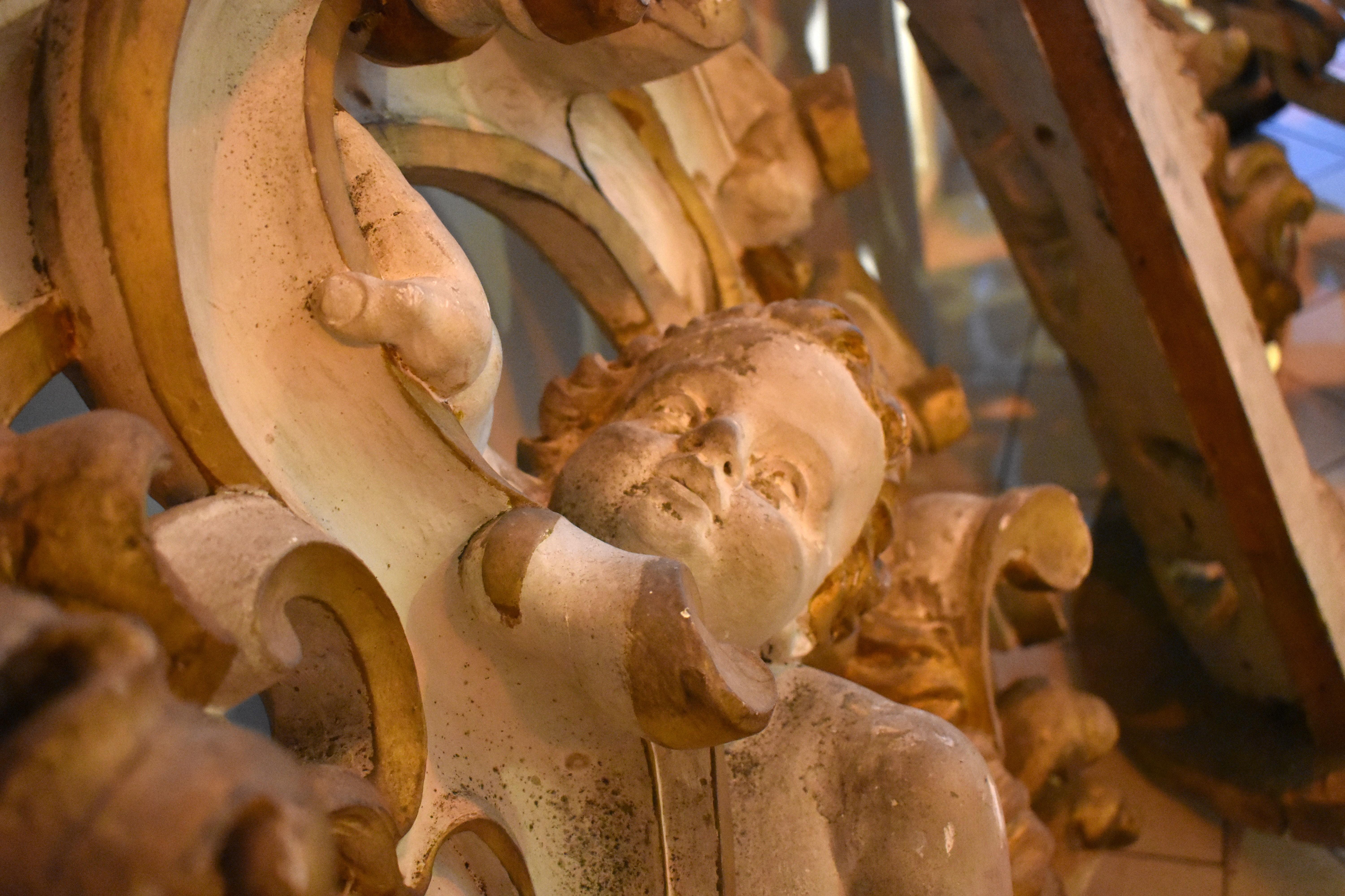 Balustrade avec corbeaux (décoratifs), d'une ancienne tribune de chœur  XVIIIe siècle en vente 6