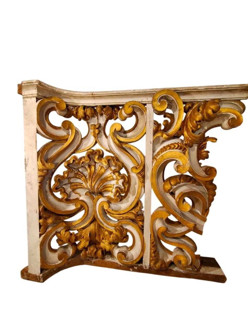 Feuille d'or Balustrade avec corbeaux (décoratifs), d'une ancienne tribune de chœur  XVIIIe siècle en vente