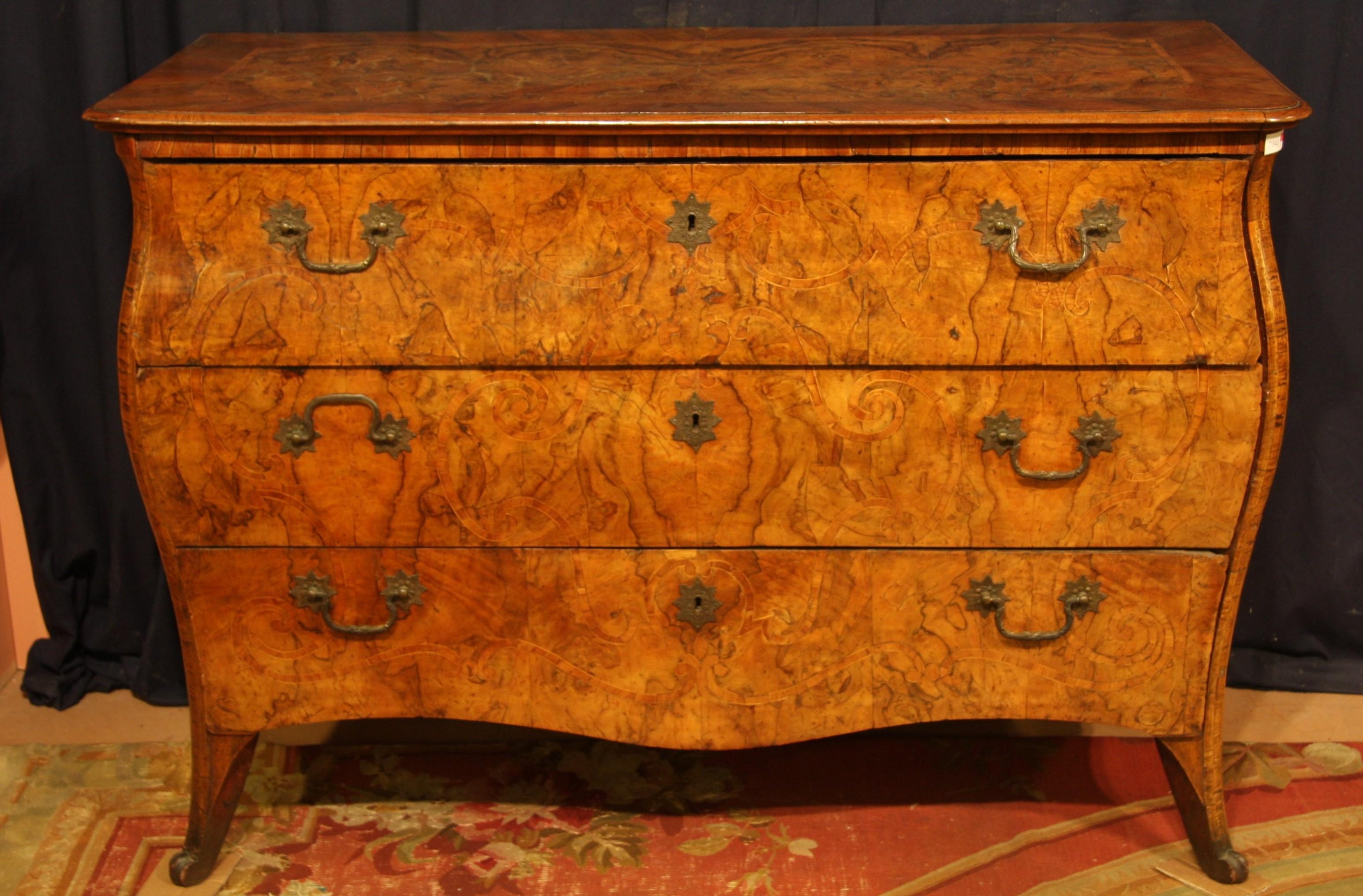 Pair of Italian (Venetian) Louis XV dressers.

Important pair of Lombardy Venetian dressers from the Louis XV period (mid-1700s).
Of wavy, rounded shape on front and sides, entirely walnut-root veneer with elegant  threading in different essences