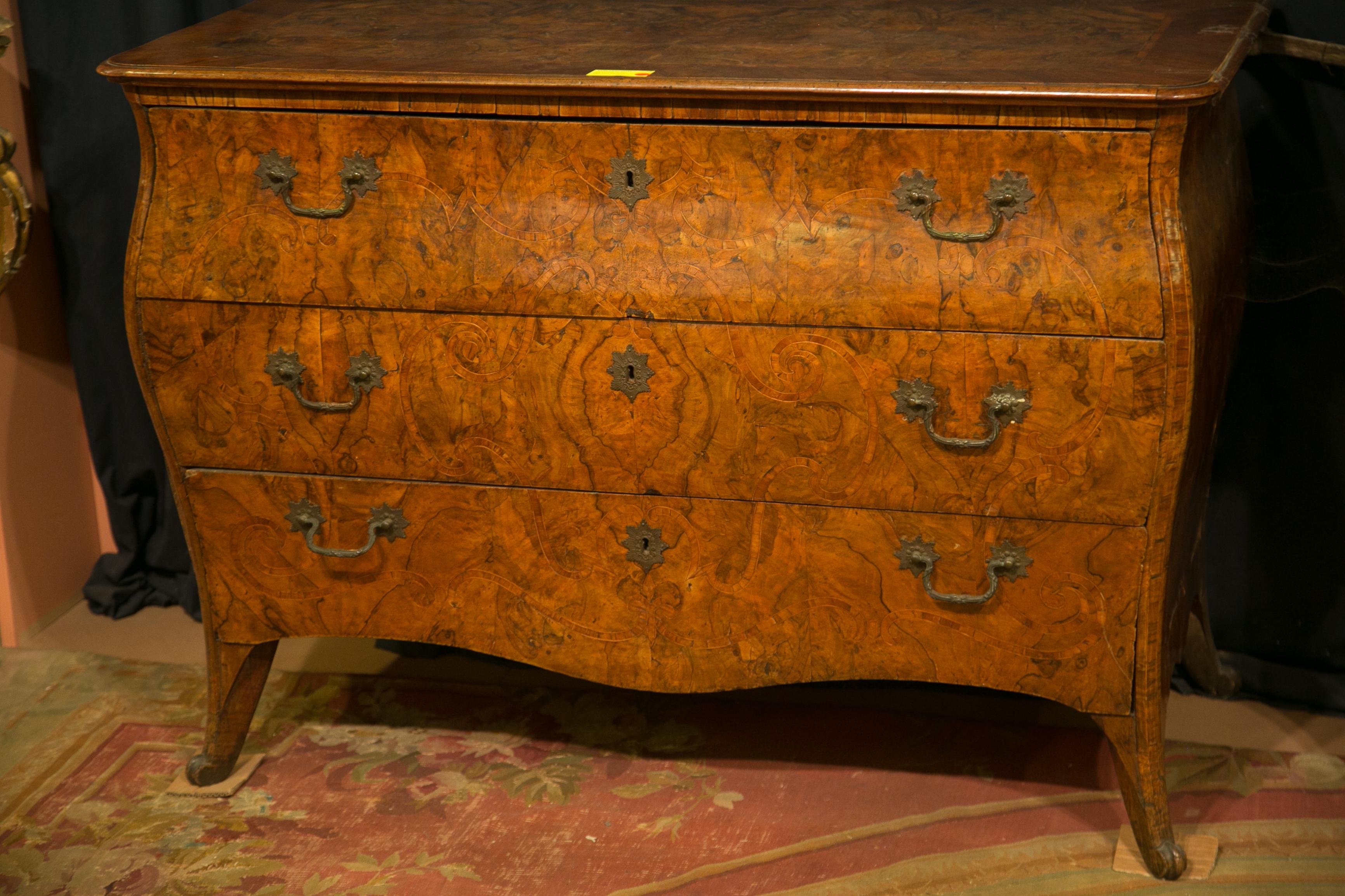 Mid-18th Century Important pair of Louis XV-era bowed and walnut-root dressers For Sale