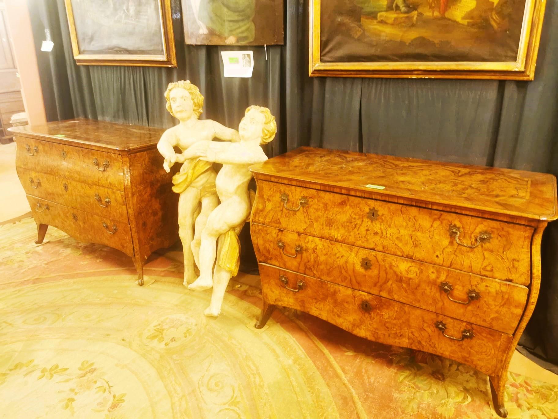 Important pair of Louis XV-era bowed and walnut-root dressers For Sale 2