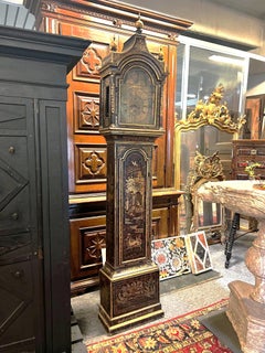 Importante pendule au sol, laquée et dorée, Italie