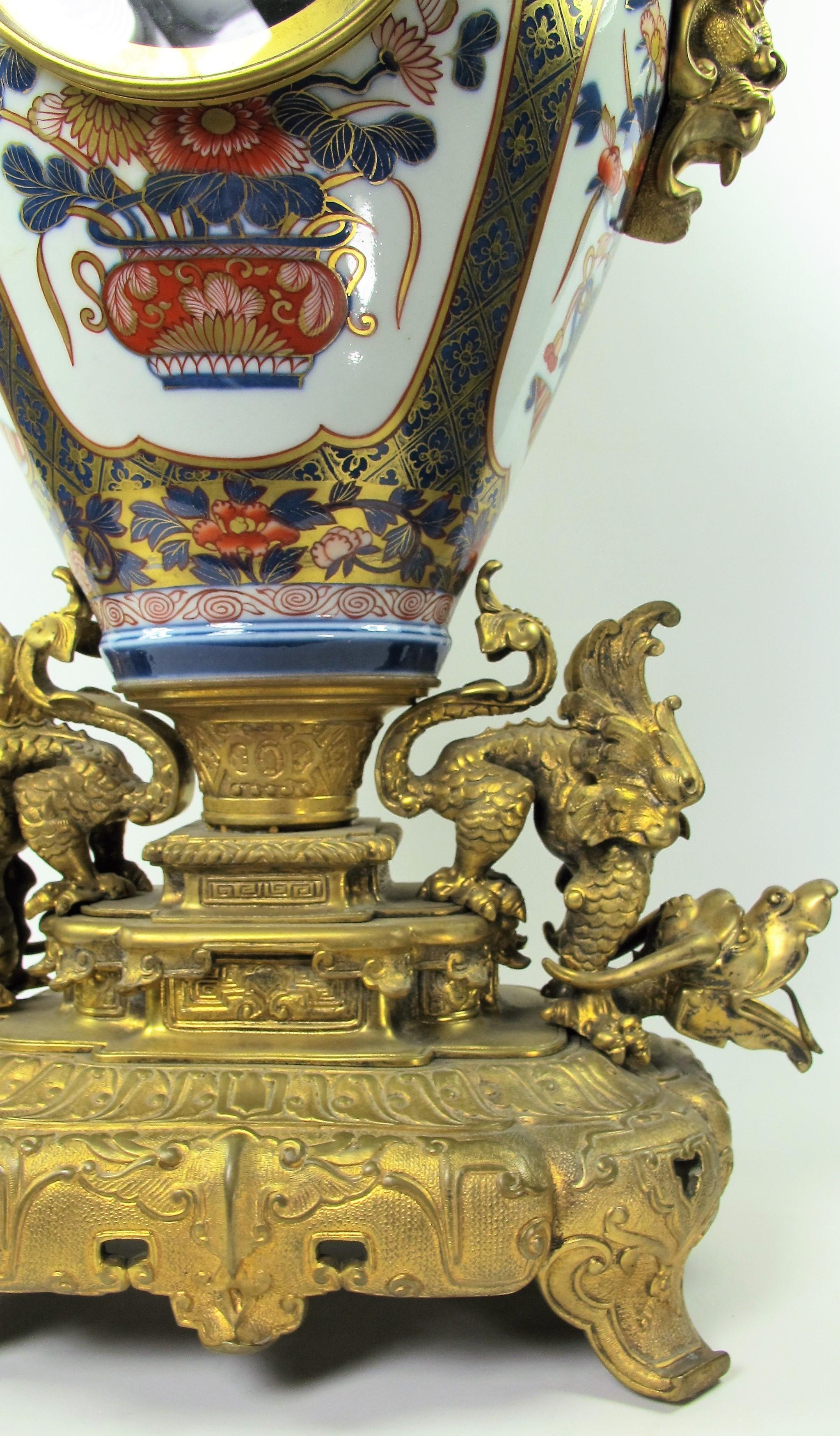 Importante Pendule En Bronze Doré Et Porcelaine D’Imari, D’époque 19e siècle For Sale 3