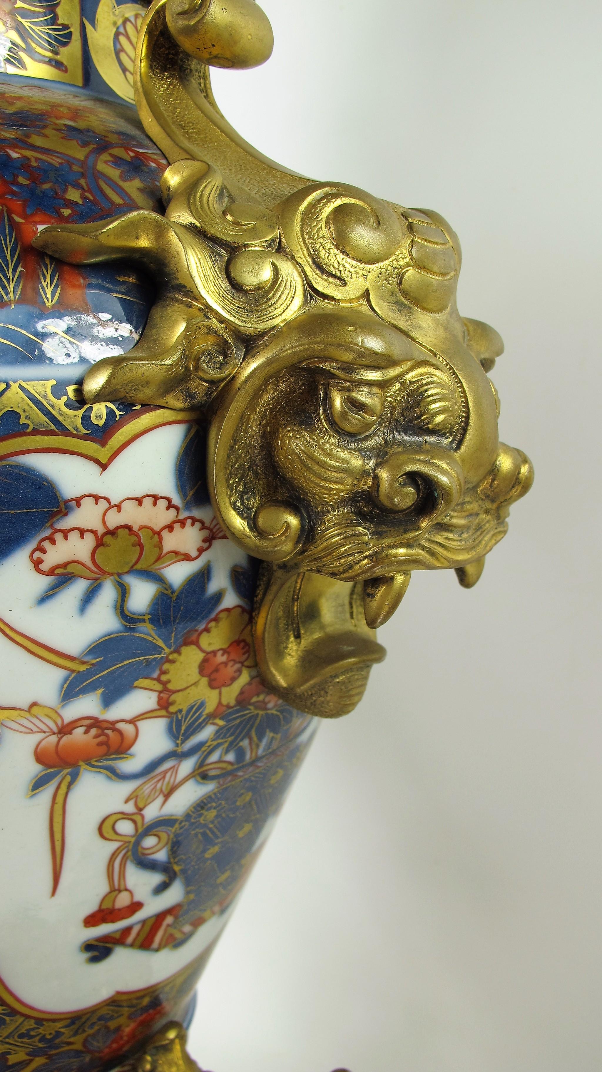 Importante Pendule En Bronze Doré Et Porcelaine D’Imari, D’époque 19e siècle For Sale 4