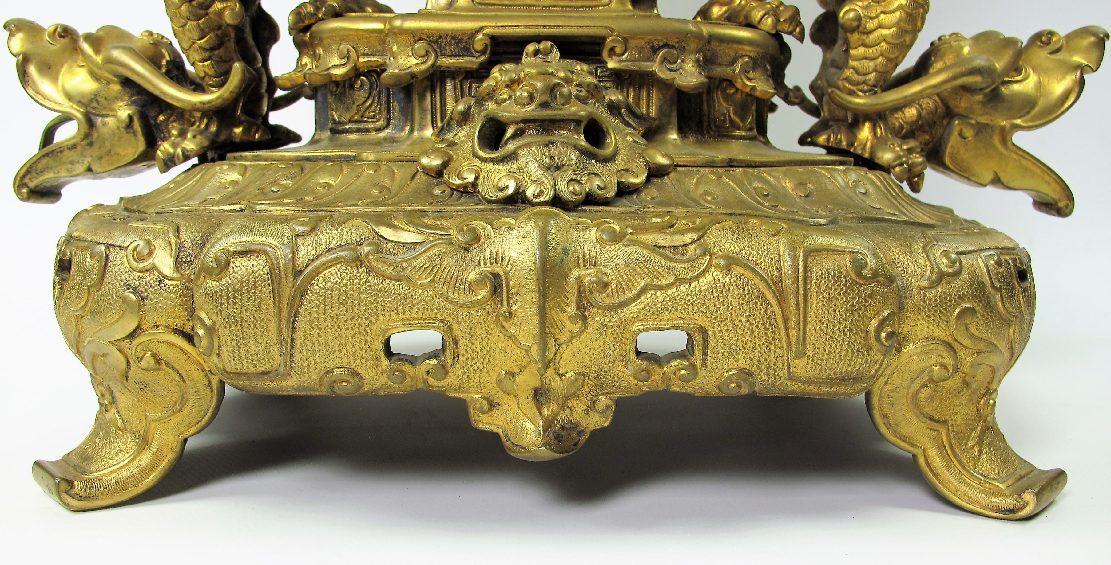 French Importante Pendule En Bronze Doré Et Porcelaine D’Imari, D’époque 19e siècle For Sale