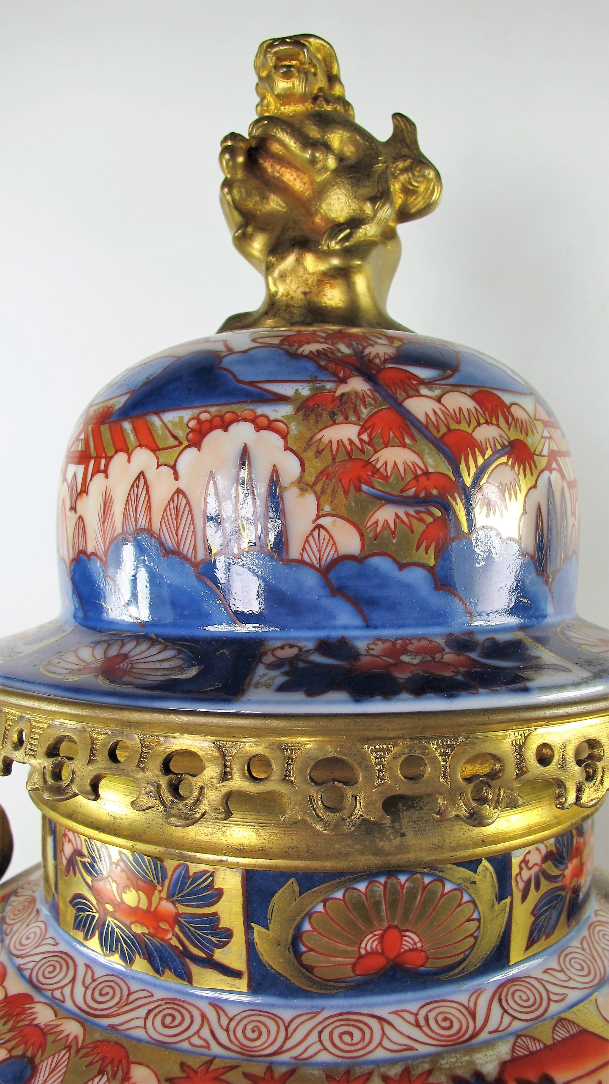 Importante Pendule En Bronze Doré Et Porcelaine D’Imari, D’époque 19e siècle In Good Condition For Sale In MARSEILLE, FR