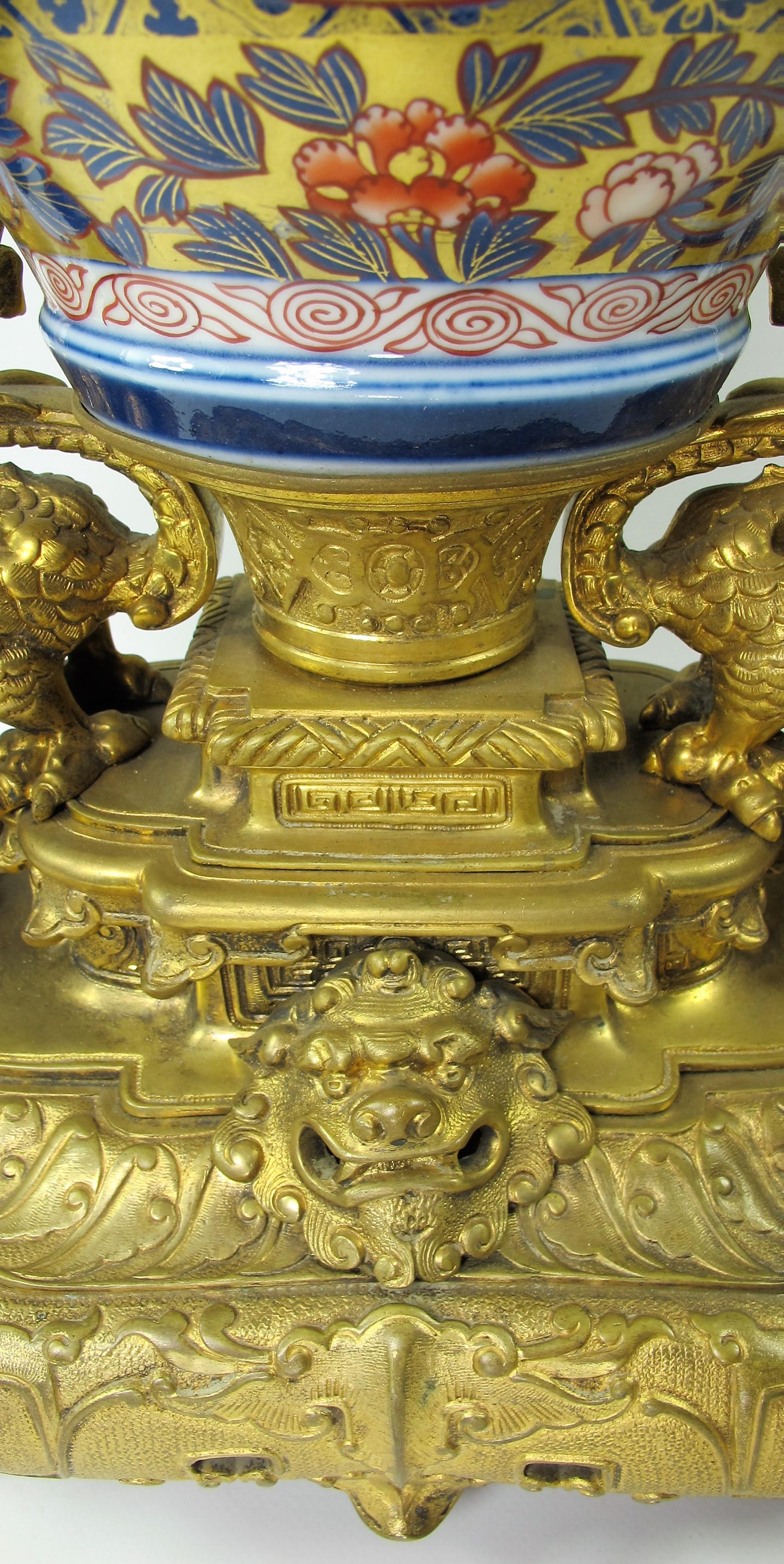 19th Century Importante Pendule En Bronze Doré Et Porcelaine D’Imari, D’époque 19e siècle For Sale