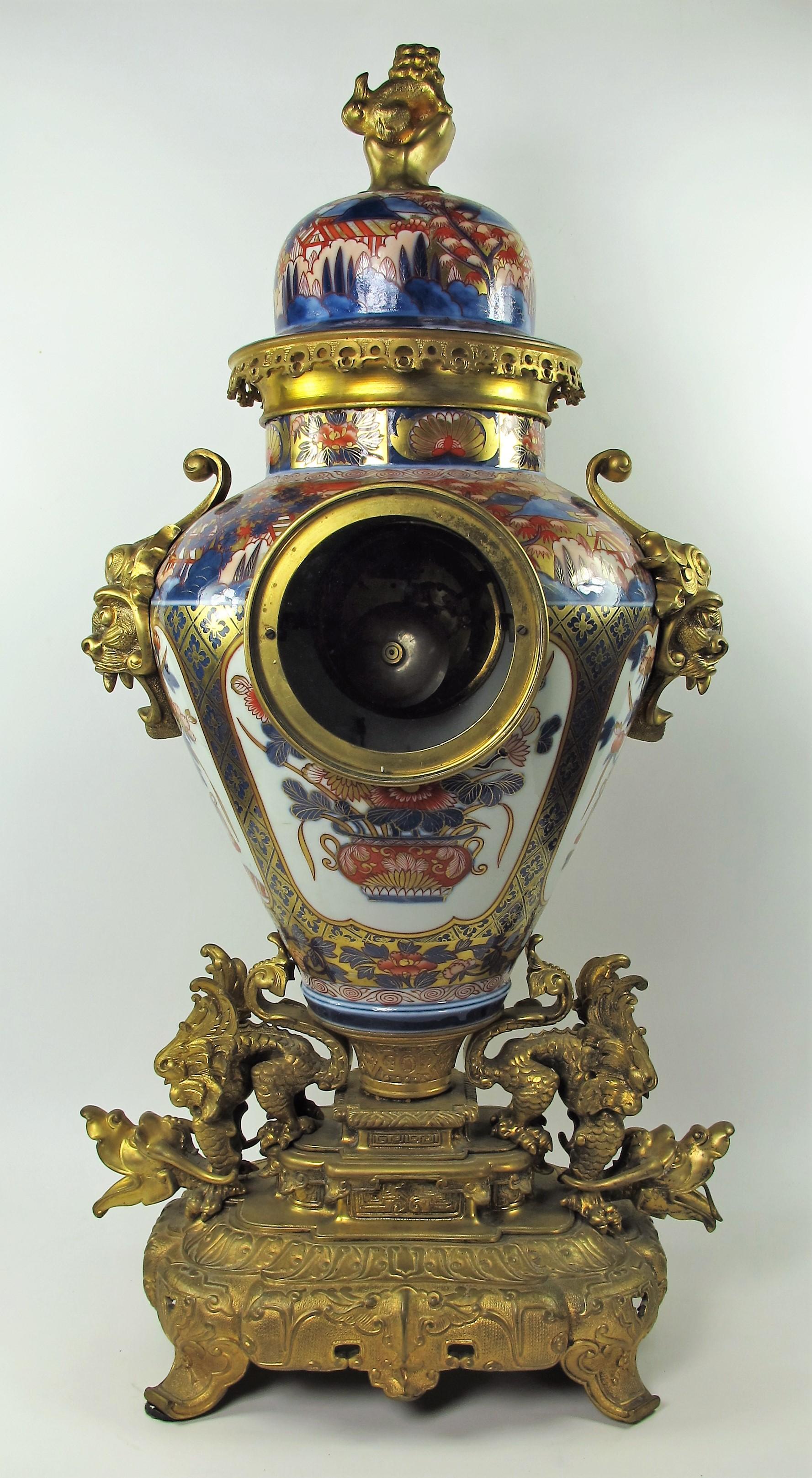 Importante Pendule En Bronze Doré Et Porcelaine D’Imari, D’époque 19e siècle For Sale 2