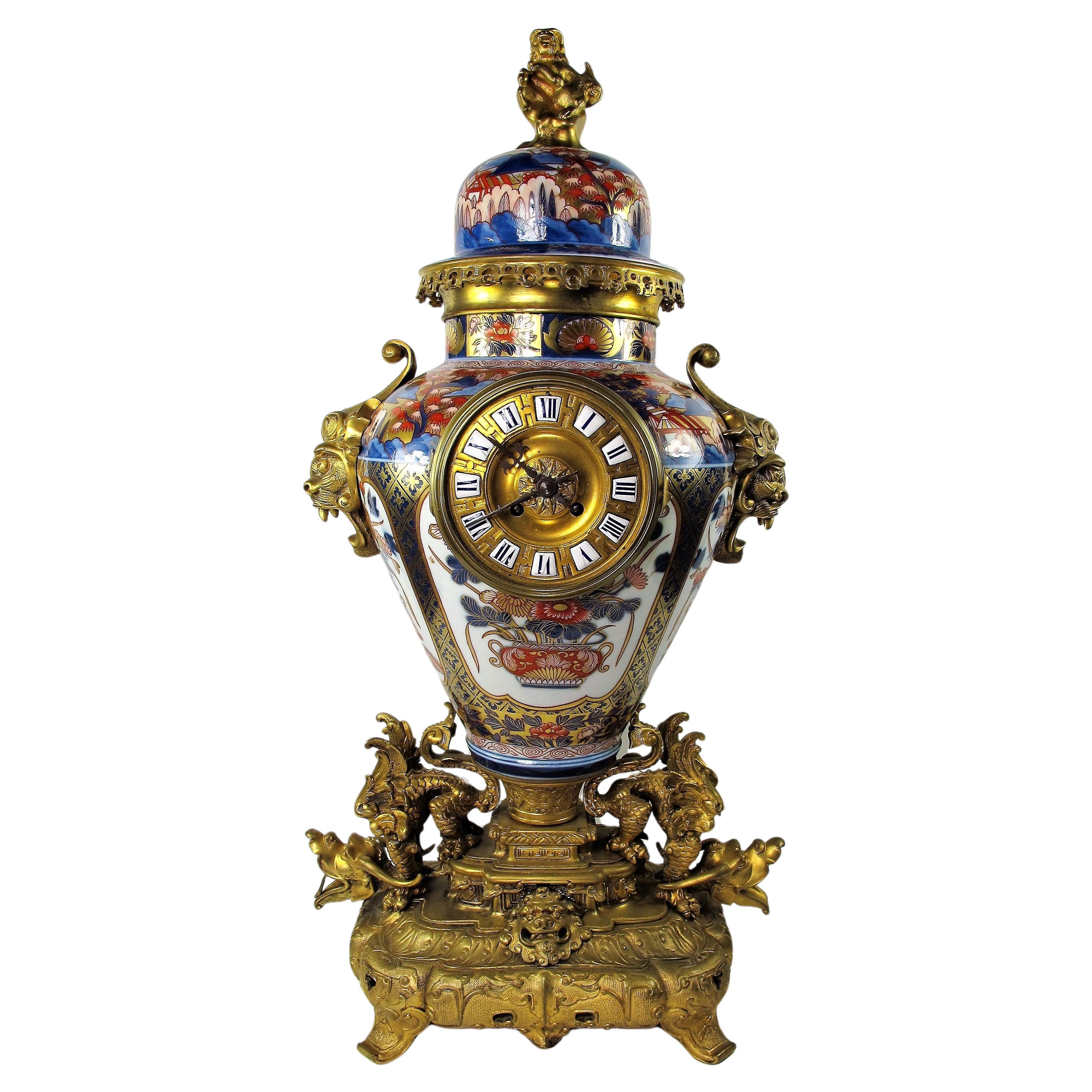 Importante Pendule En Bronze Doré Et Porcelaine D’Imari, D’époque 19e siècle For Sale