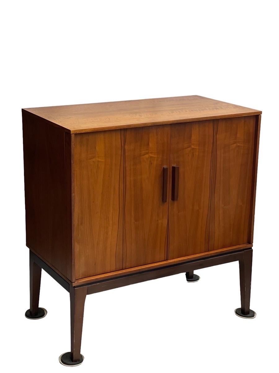 Meuble  disques import du Royaume-Uni - Vintage Mid-Century Modern Record Cabinet Bon état - En vente à Seattle, WA