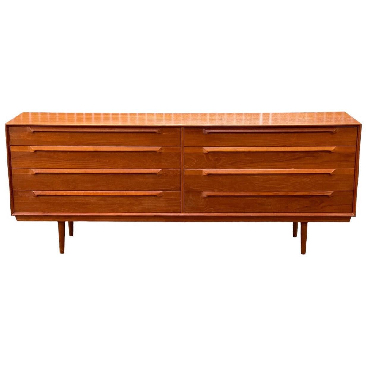 Commode moderne danoise importée à 8 tiroirs en teck massif à queue d'aronde 

Dimensions. 85 L ; 19 1/2 P ; 34 H