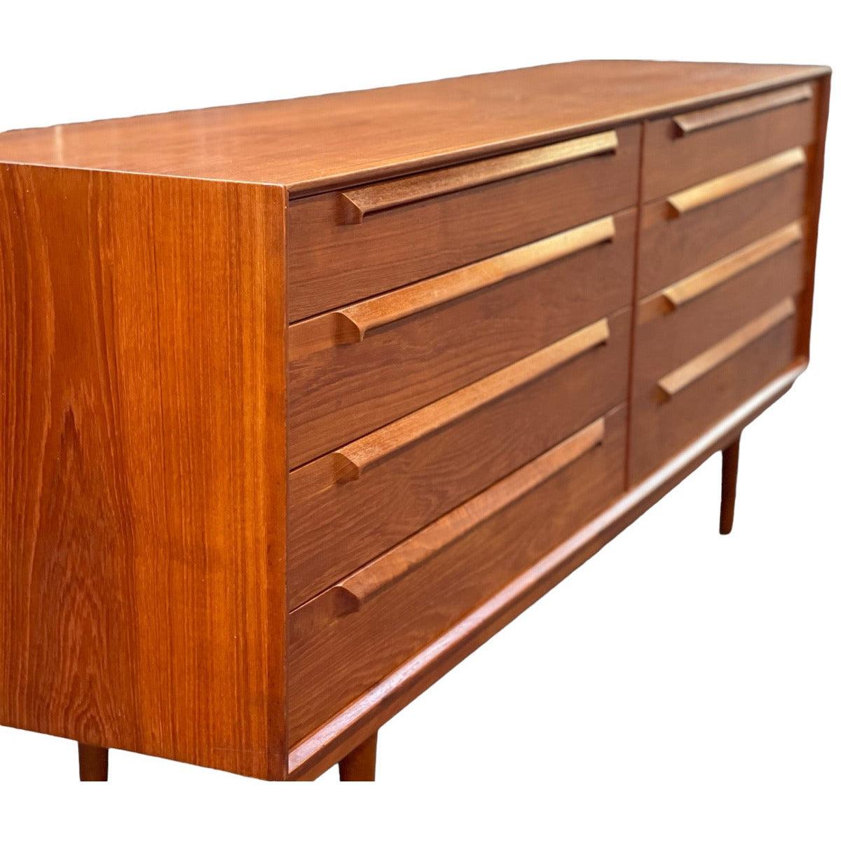 Mid-Century Modern Commode moderne danoise importée à 8 tiroirs en teck massif à queue d'aronde en vente