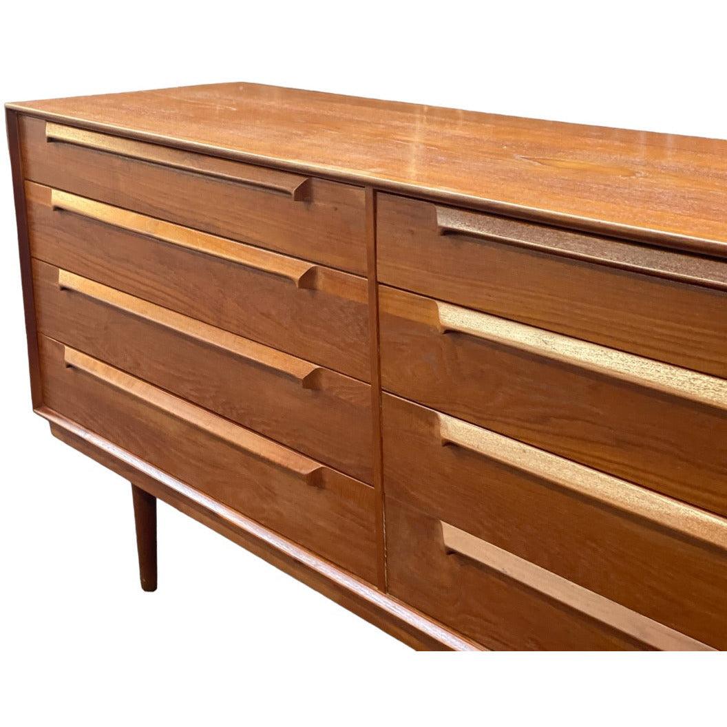 Commode moderne danoise importée à 8 tiroirs en teck massif à queue d'aronde Bon état - En vente à Seattle, WA