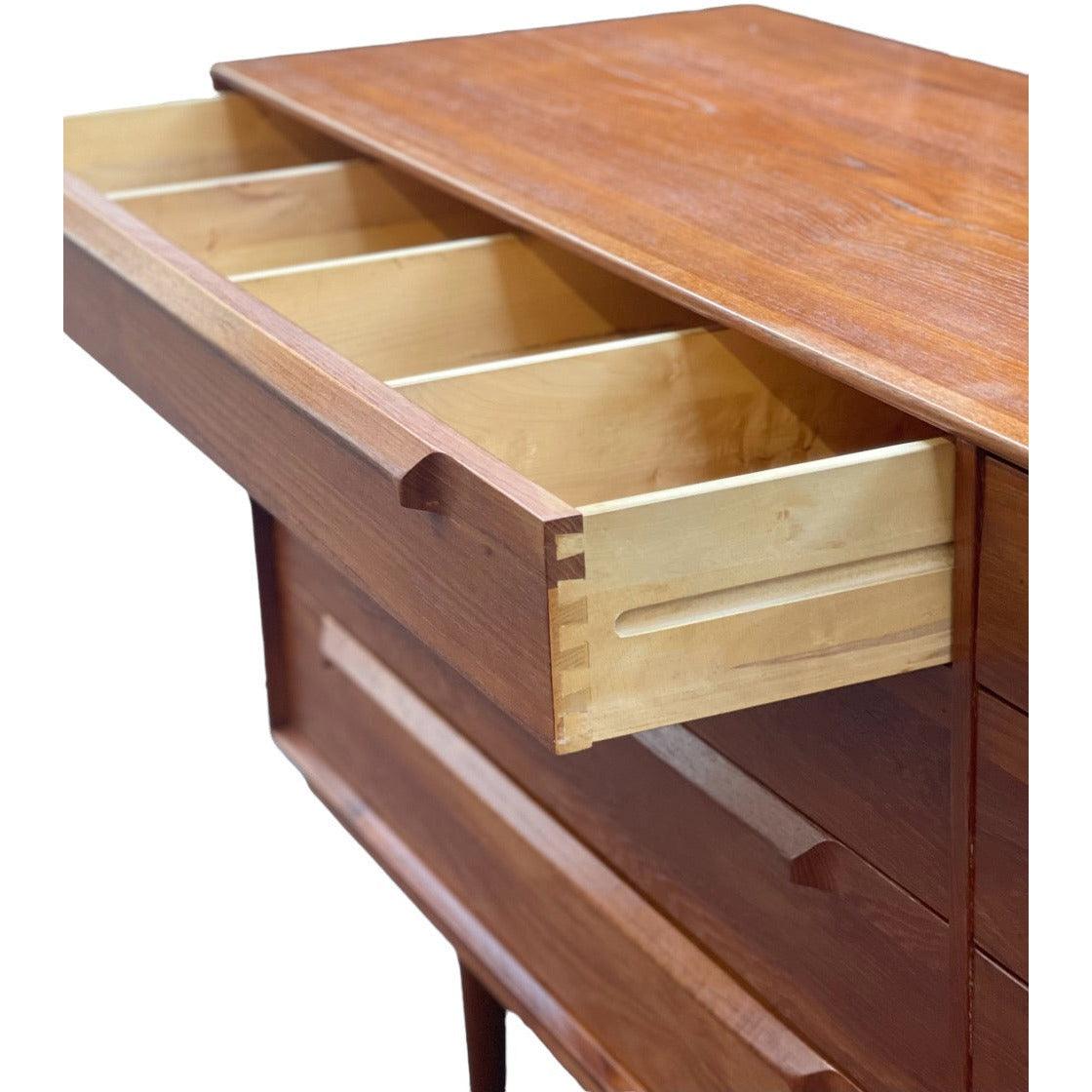 Fin du 20e siècle Commode moderne danoise importée à 8 tiroirs en teck massif à queue d'aronde en vente