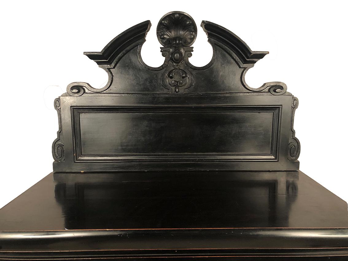 Imposant secrétaire Napoléon III en bois noirci et placage d’ébène
Il ouvre à un abattant découvrant trois tiroirs et rangements en placage de loupe (petit manque au placage, voir photo),
deux portes en partie basse ouvrant sur une étagère
et deux