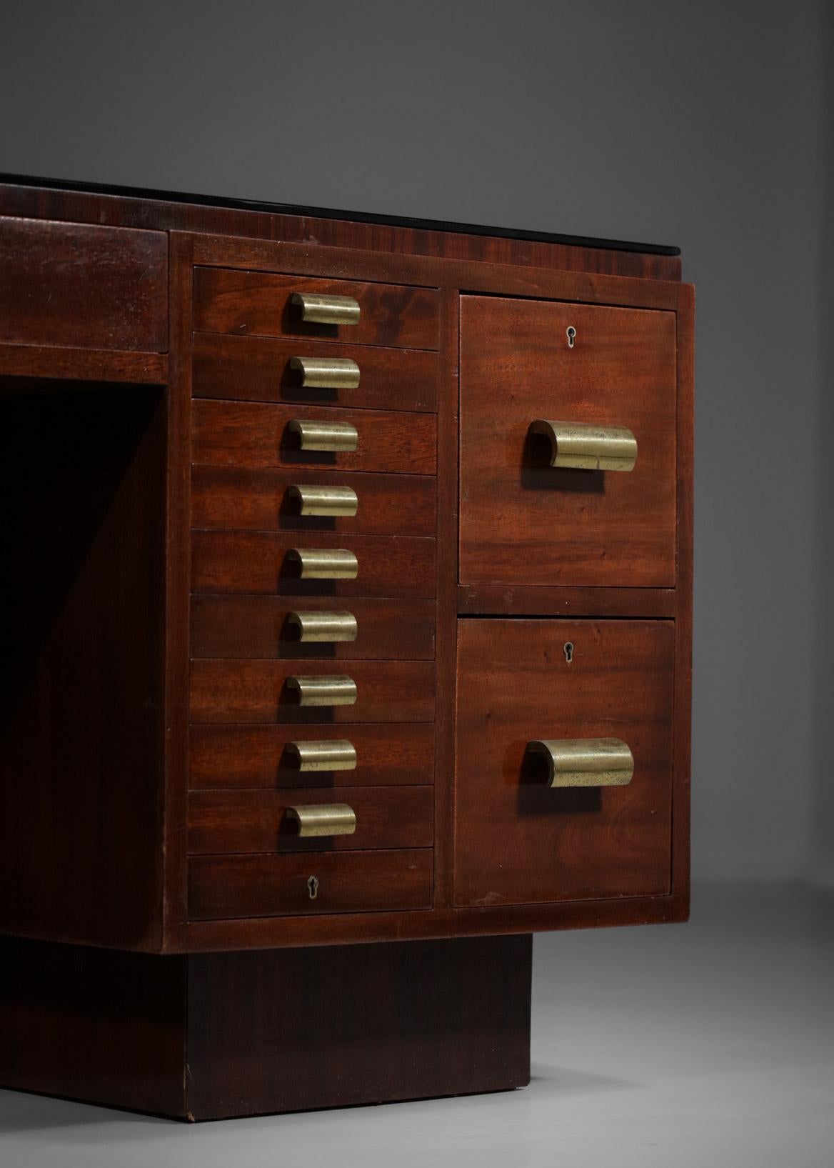 Imposant bureau moderniste français des années 1940 en acajou dans le style de Dupré Lafon, E498 en vente 2