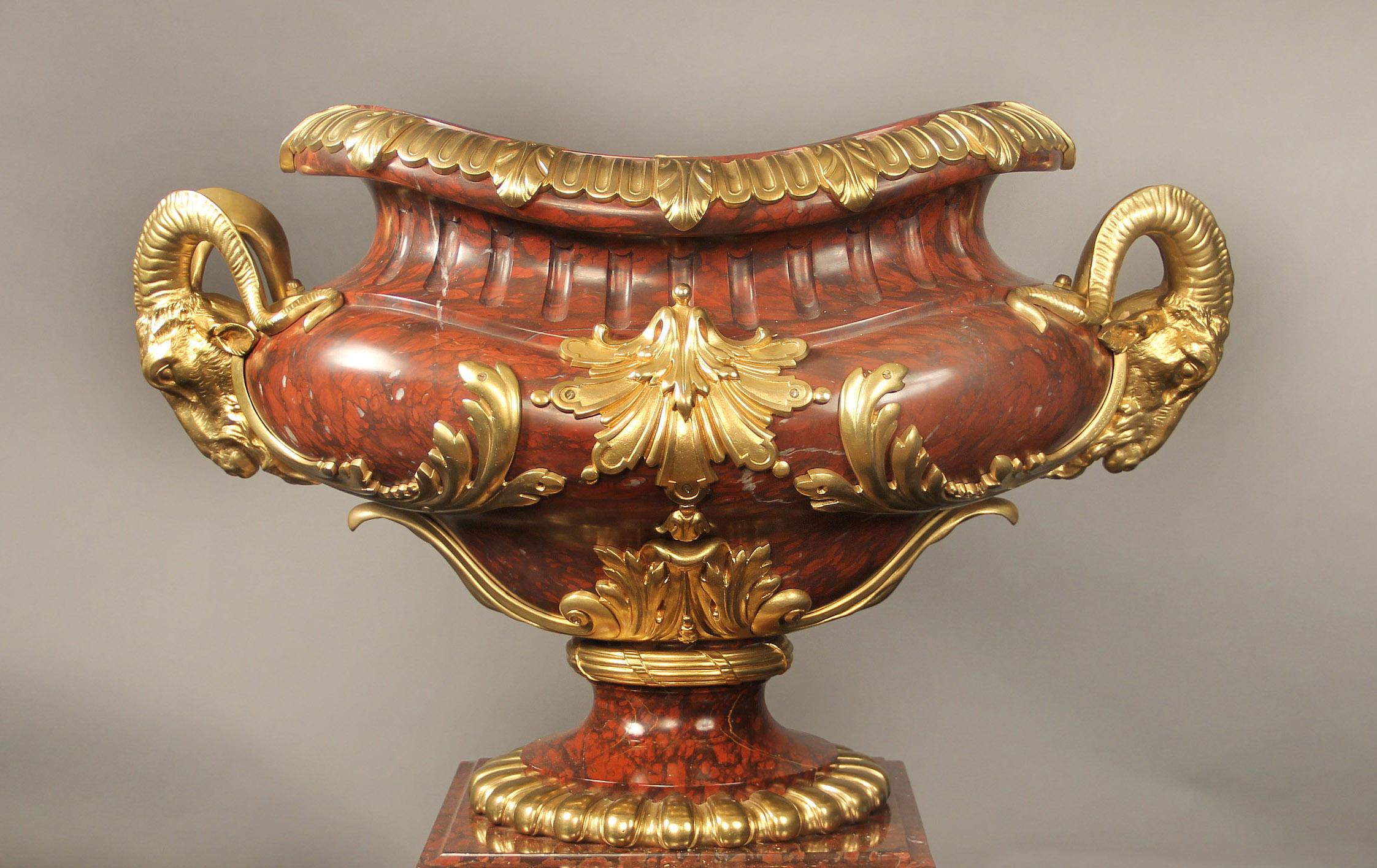 Französische Jardiniere aus rotem Marmor mit Bronzebeschlägen aus dem 19. Jahrhundert von Barbedienne (Belle Époque) im Angebot