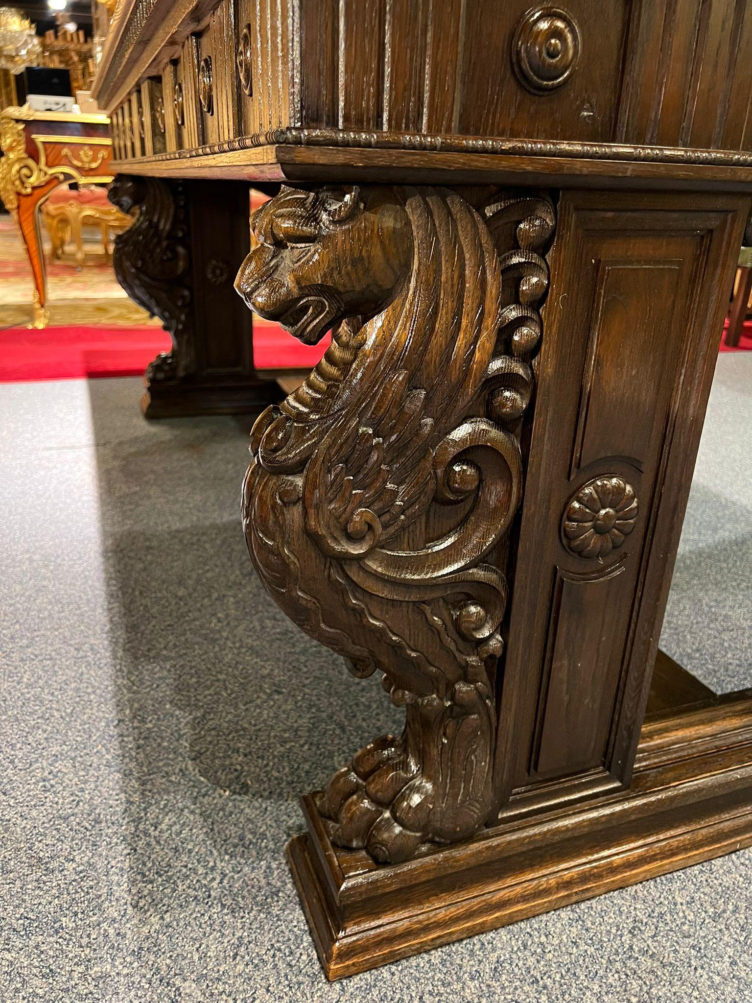 Bureau en bois de chêne ancien de style néo-Renaissance avec lions sculptés 19ème siècle en vente 3