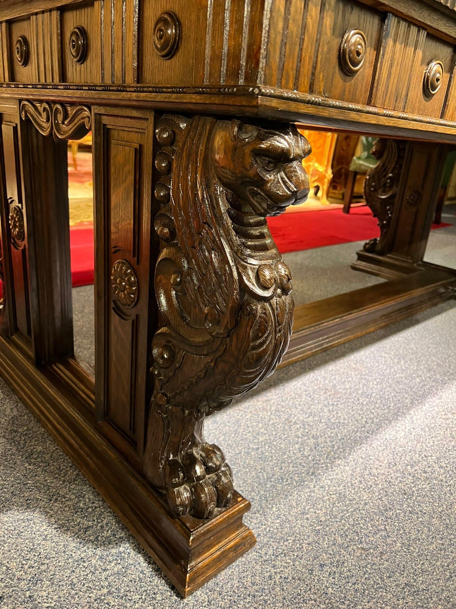 Imposing Antique Oakwood Desk Neo Renaissance with carved lions 19th century For Sale 4