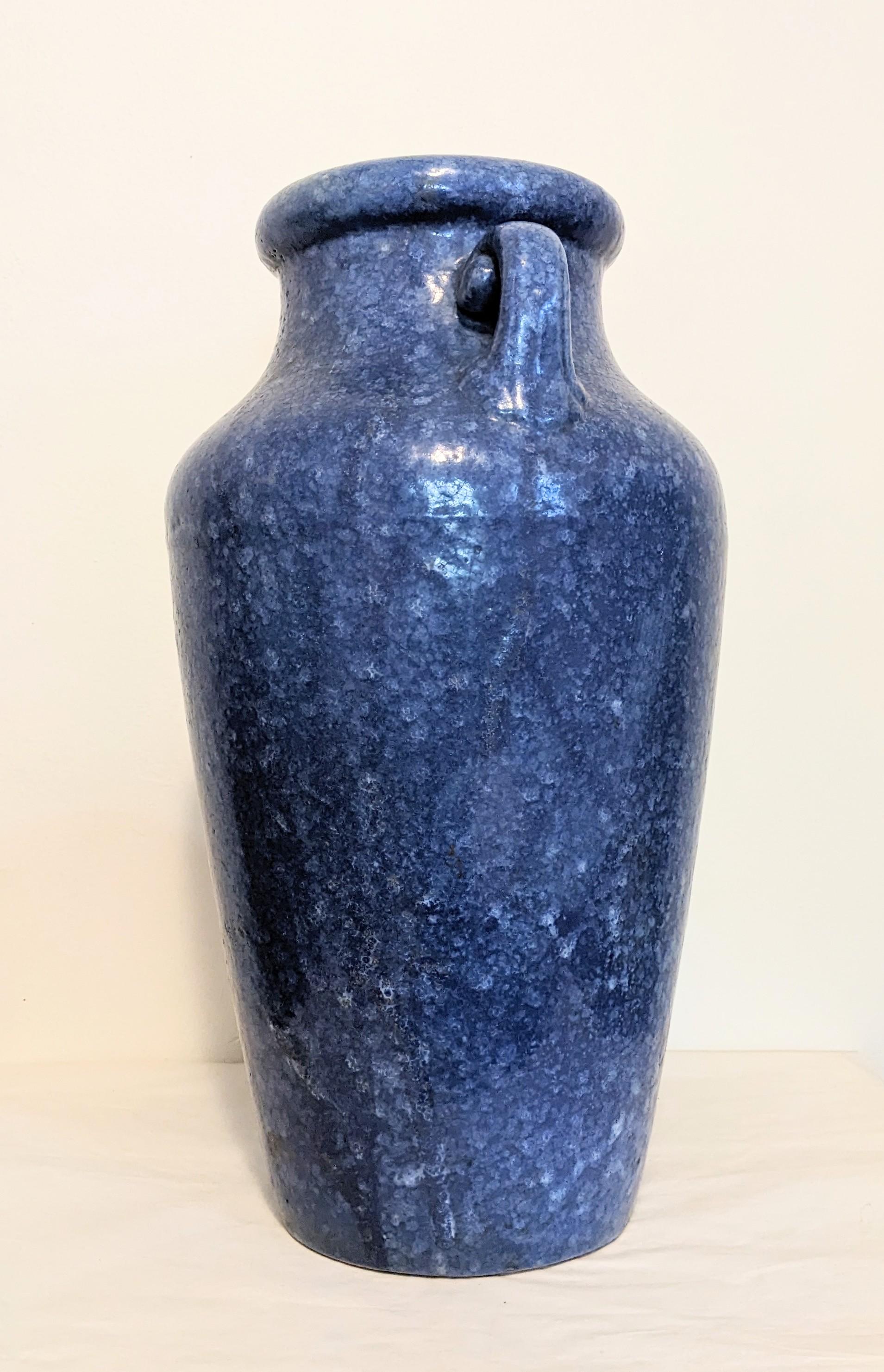 Arts and Crafts Vase Art Déco imprimé brossé bleu moucheté de McCoy en vente