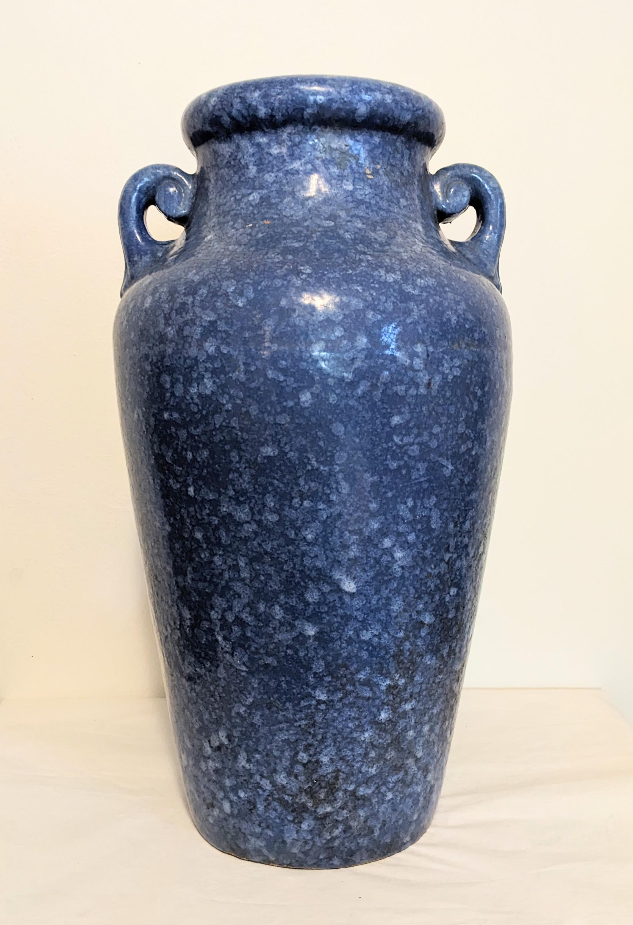 Américain Vase Art Déco imprimé brossé bleu moucheté de McCoy en vente