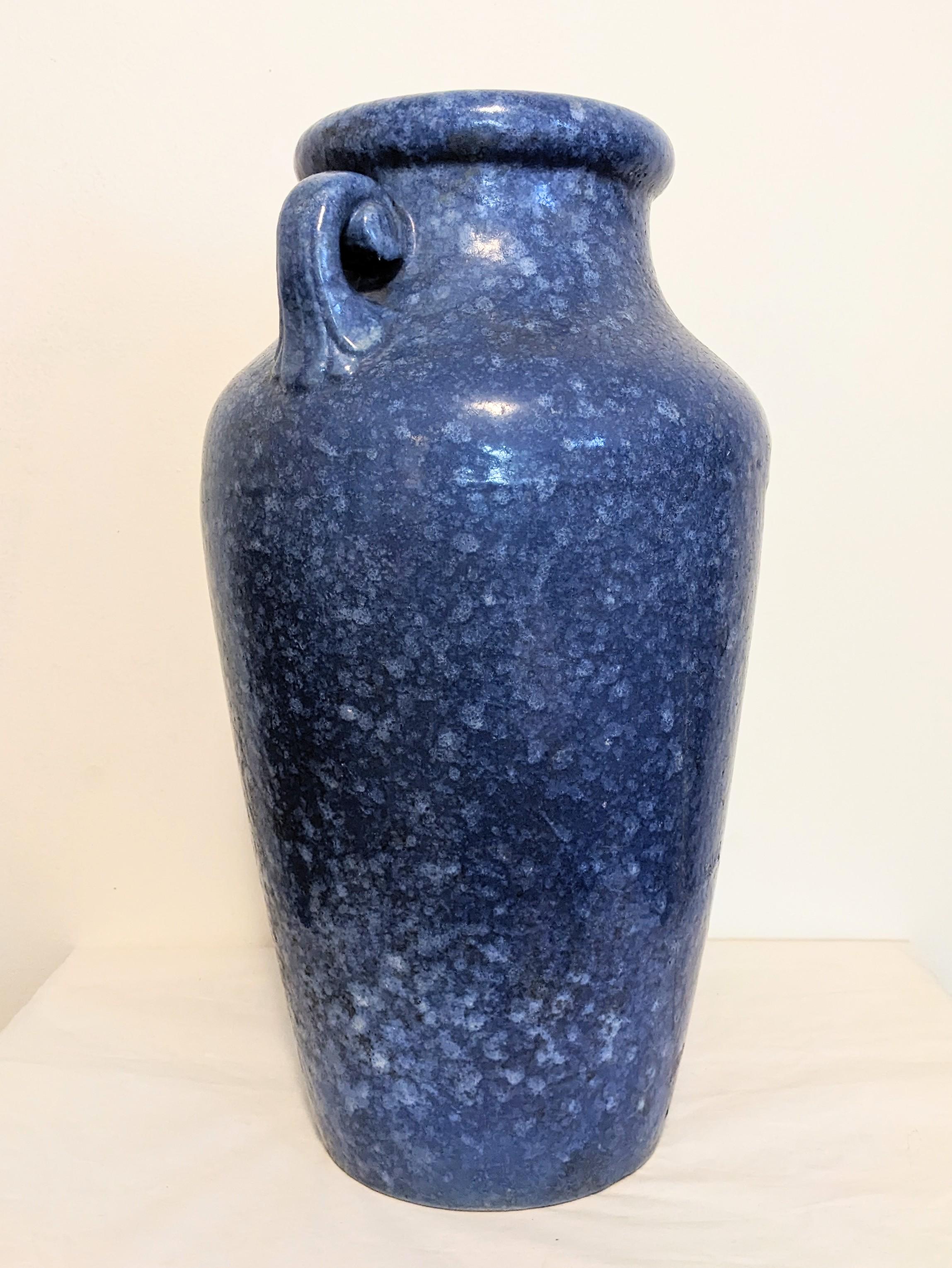 Eindringliche blaue Art-Déco-Vase mit Mottled McCoy-Motiv im Zustand „Hervorragend“ im Angebot in Riverdale, NY
