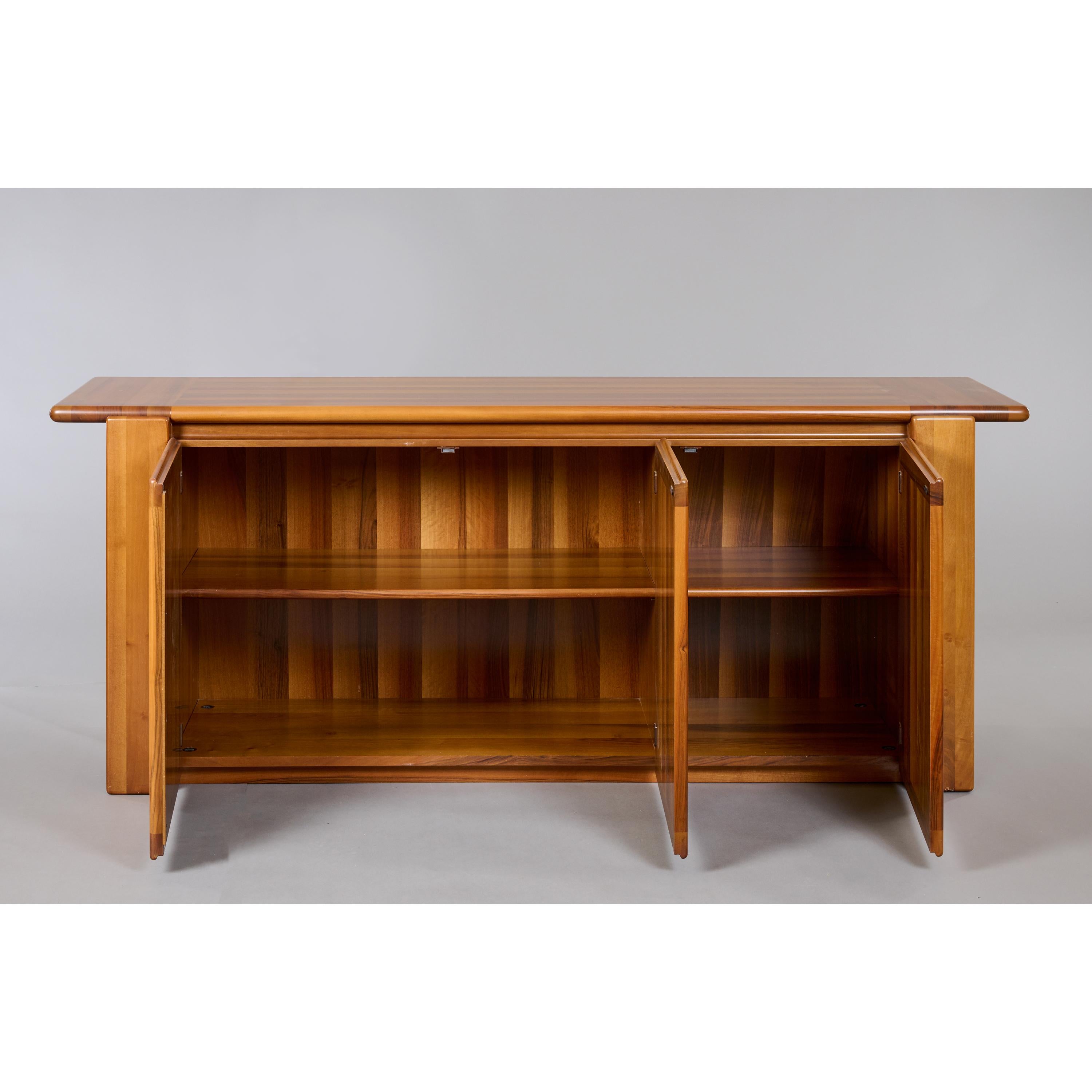 Italian Cabinet in Polished Walnut, Itso Pierre Chapo, Italy 1970s For Sale 4