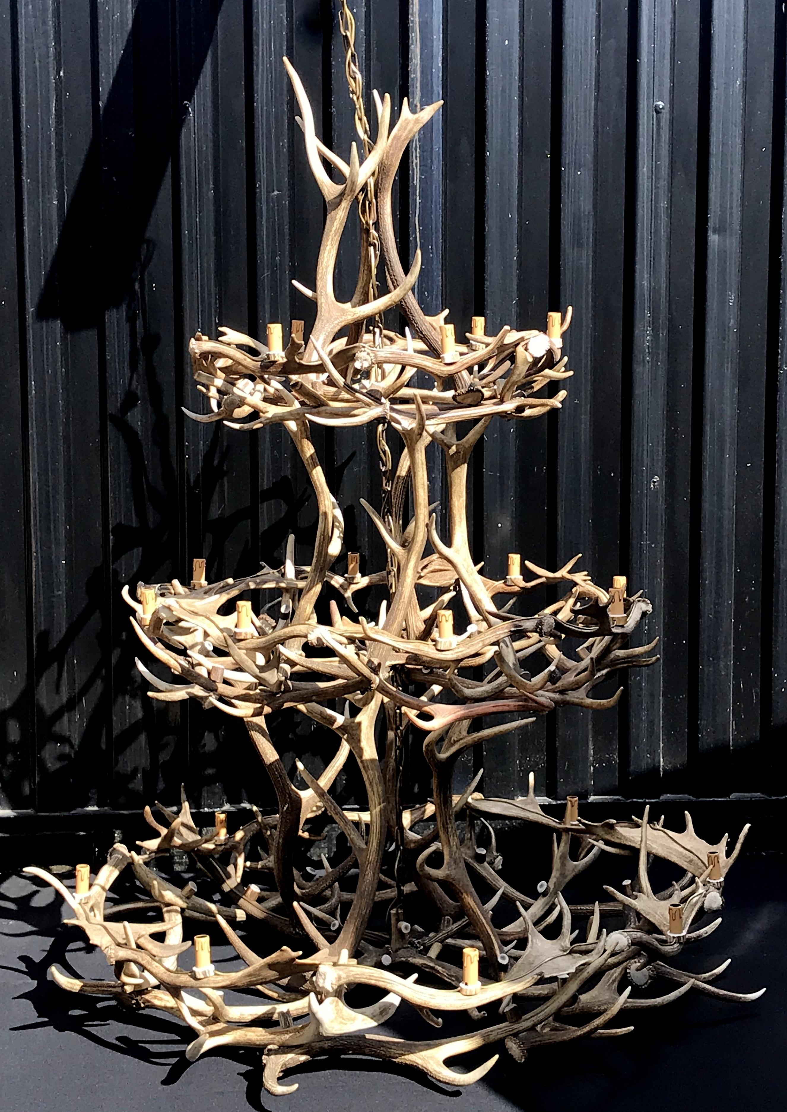 Imposing chandelier made of antlers. The chandelier is made of red deer and fallow deer antler.