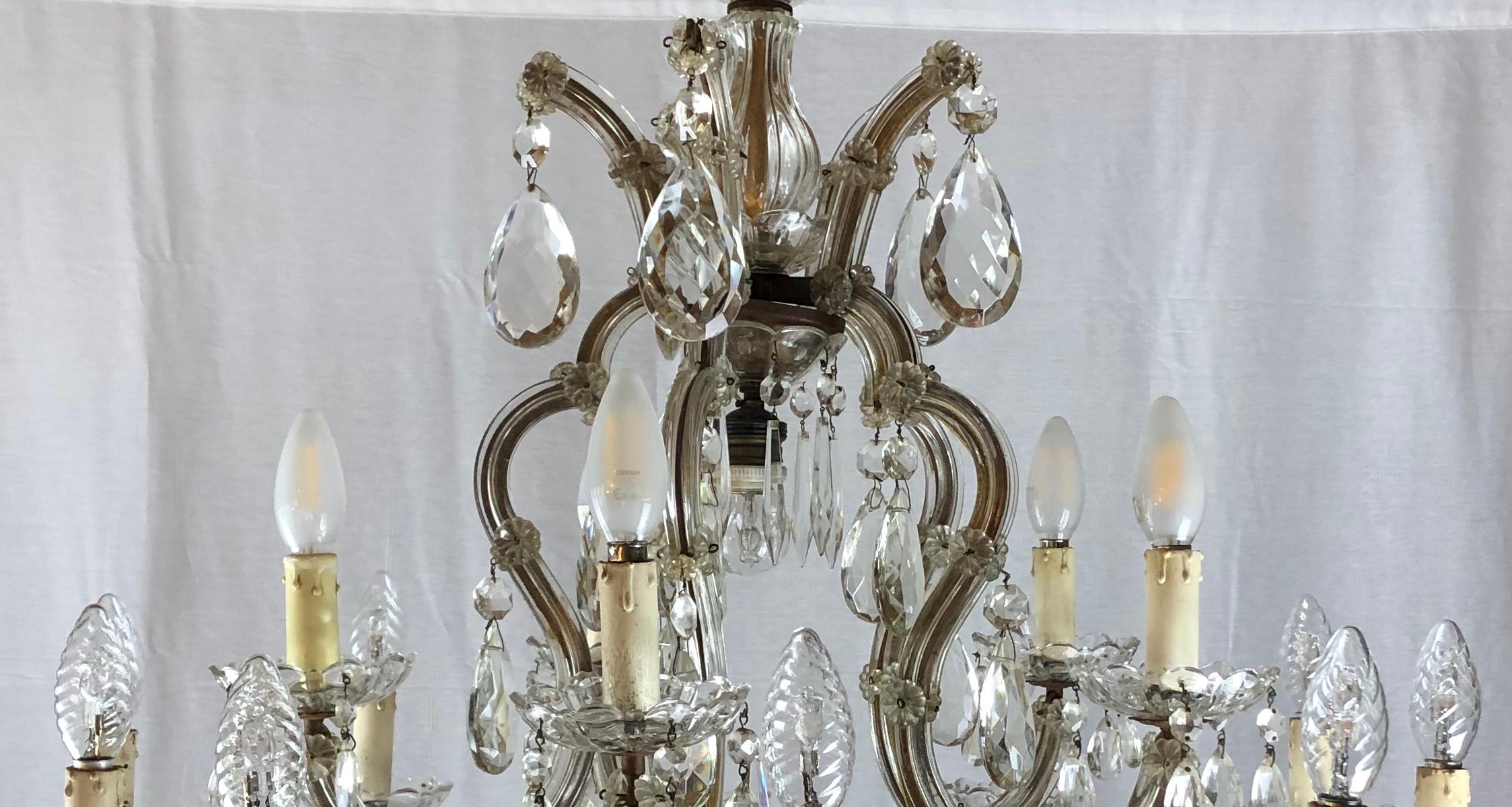 Français Lustre français à 16 éclairages en cristal à facettes Maria Therese en vente