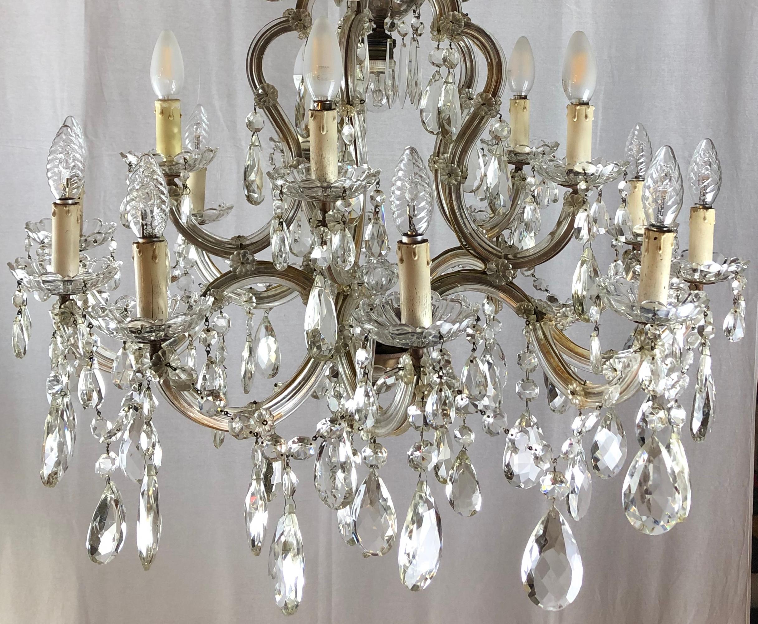 Doré Lustre français à 16 éclairages en cristal à facettes Maria Therese en vente