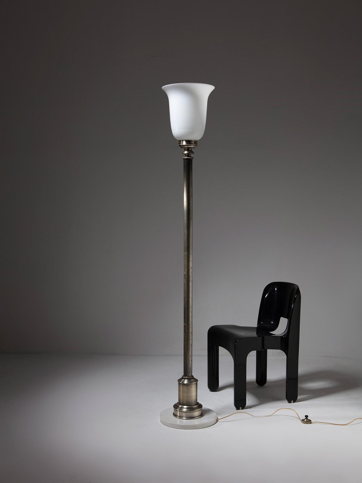 Imposing Floor Lamp Attributed to Arredoluce, Italy, 1960s For Sale 2
