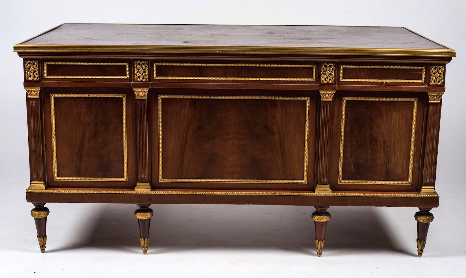A fine French 19th century mahogany pedestal desk mounts with gilded bronze. Both sides of the desk have small brass knobs that allow wings to be pulled out to extend the writing surface.
Measures: cm 79 x 151 x 82.