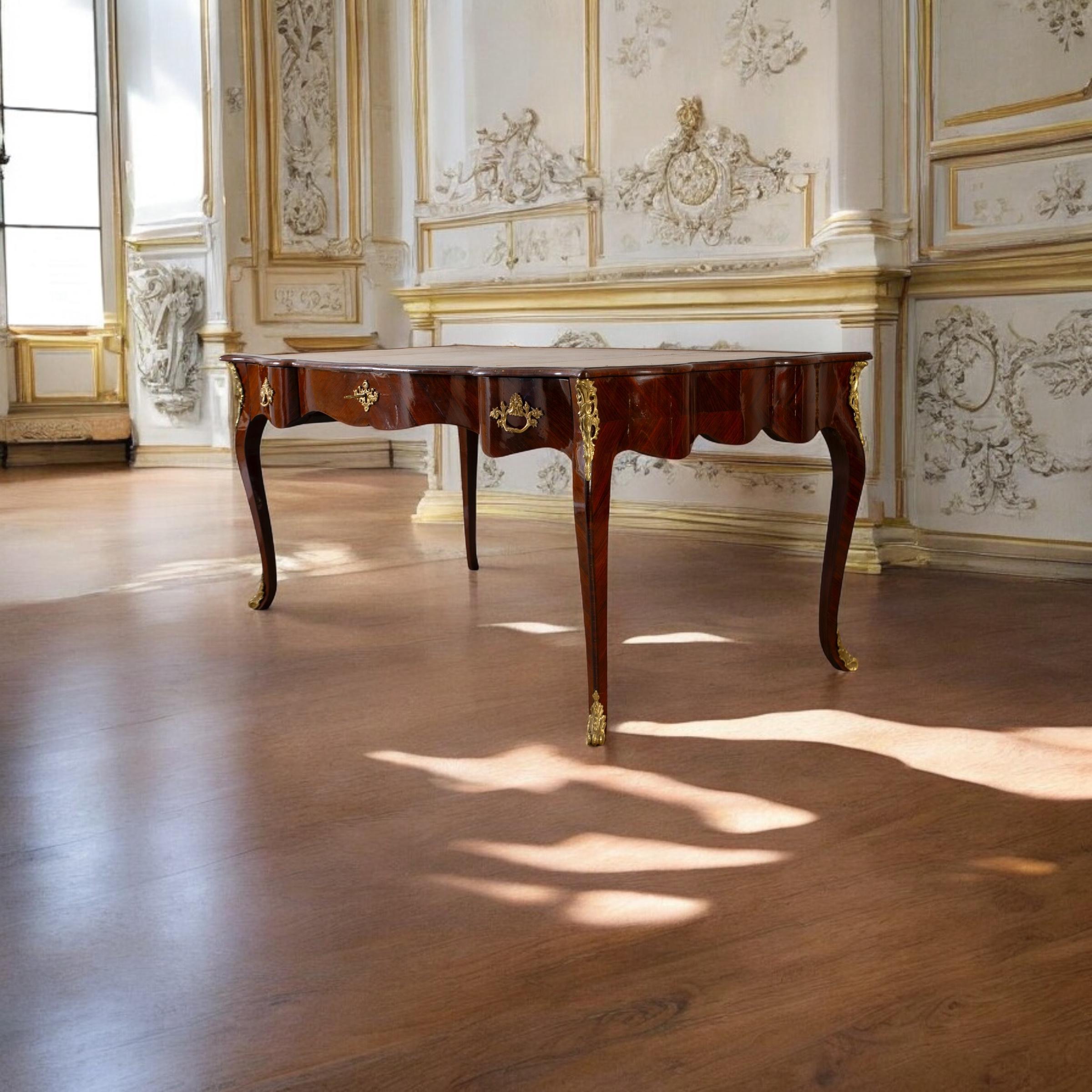 
Eine Geldstrafe  Französisch 19. Jahrhundert Louis XV Stil, vergoldete Bronze montiert Mahagoni Bureau plat.
Die geformte, rechteckige Platte ist mit einer Schreibplatte aus geprägtem Leder versehen und mit drei Schubladen im wellenförmigen Fries