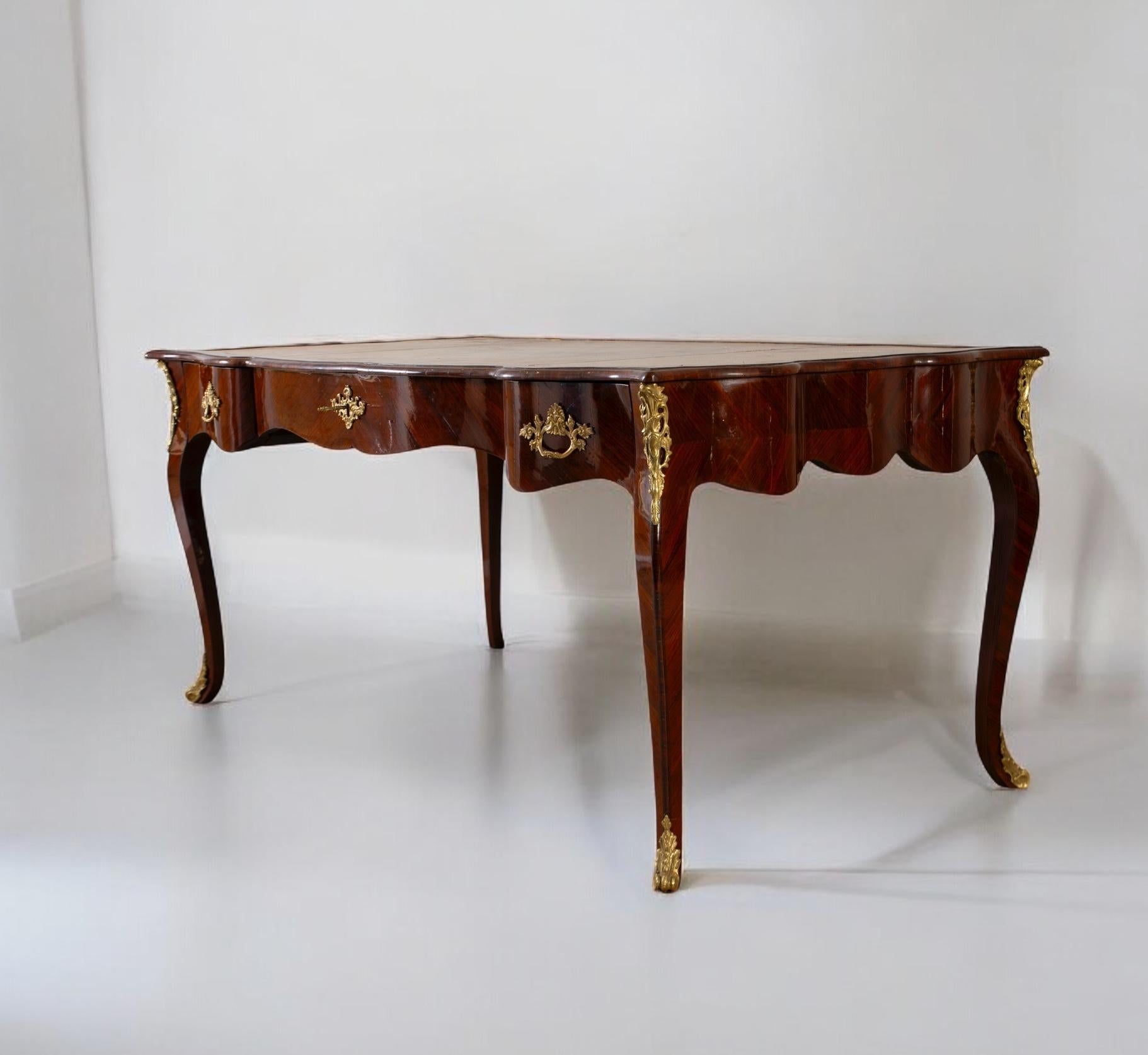 Imposanter französischer Mahagoni-Schreibtisch aus dem 19. Jahrhundert (Louis XV.) im Angebot