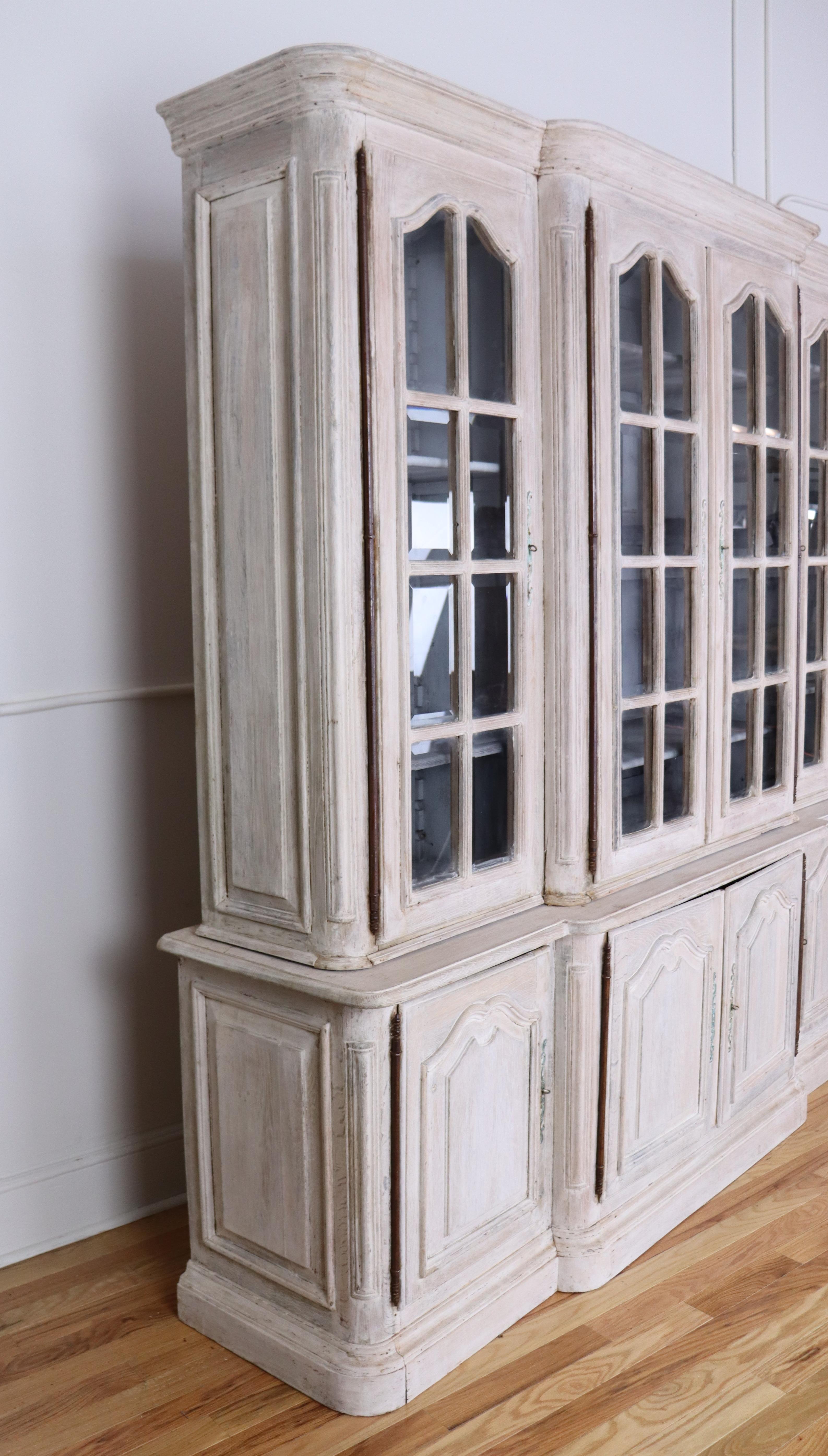 XIXe siècle Imposante armoire française en Oak Oak blanchi en vente