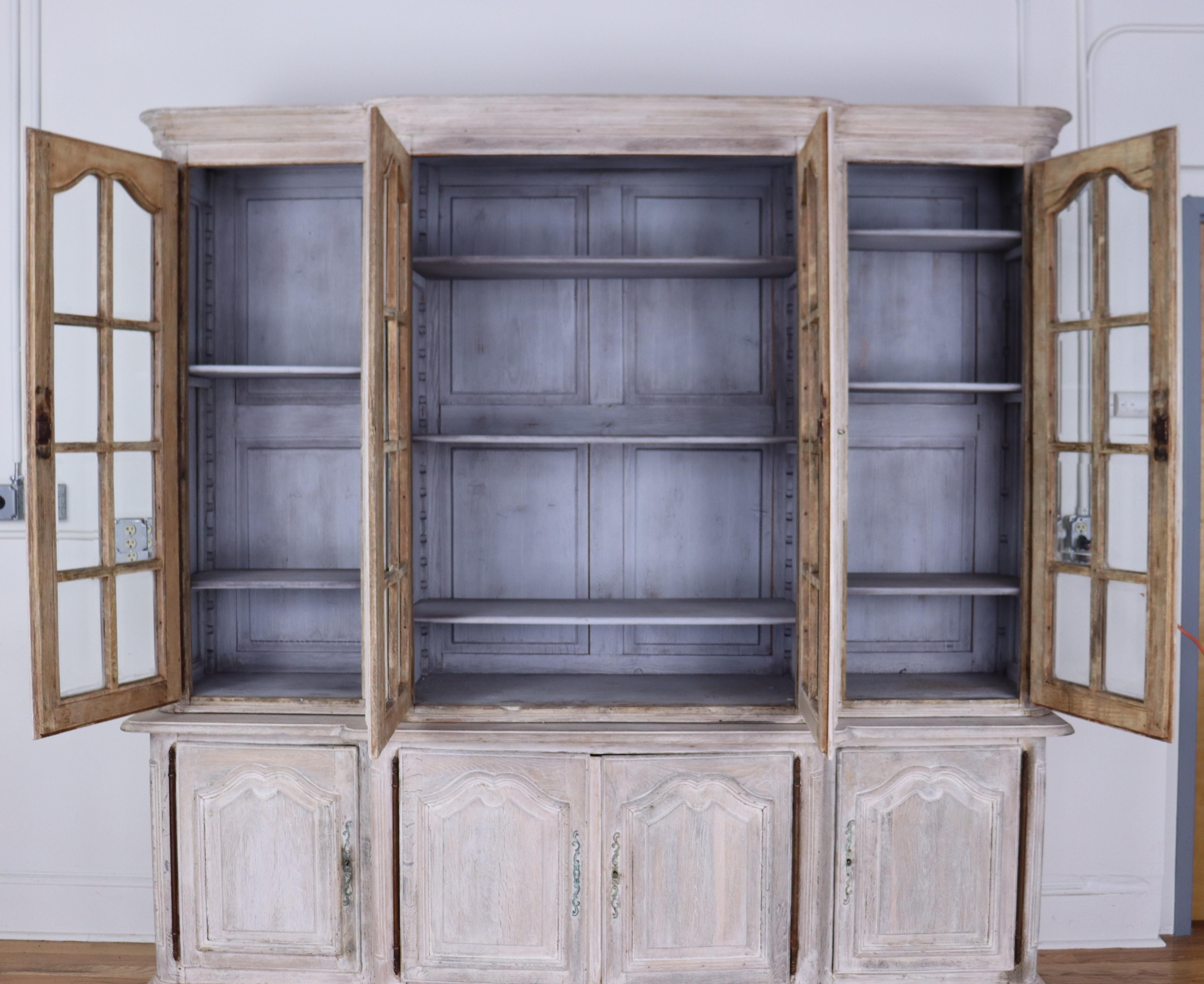 Imposante armoire française en Oak Oak blanchi en vente 3