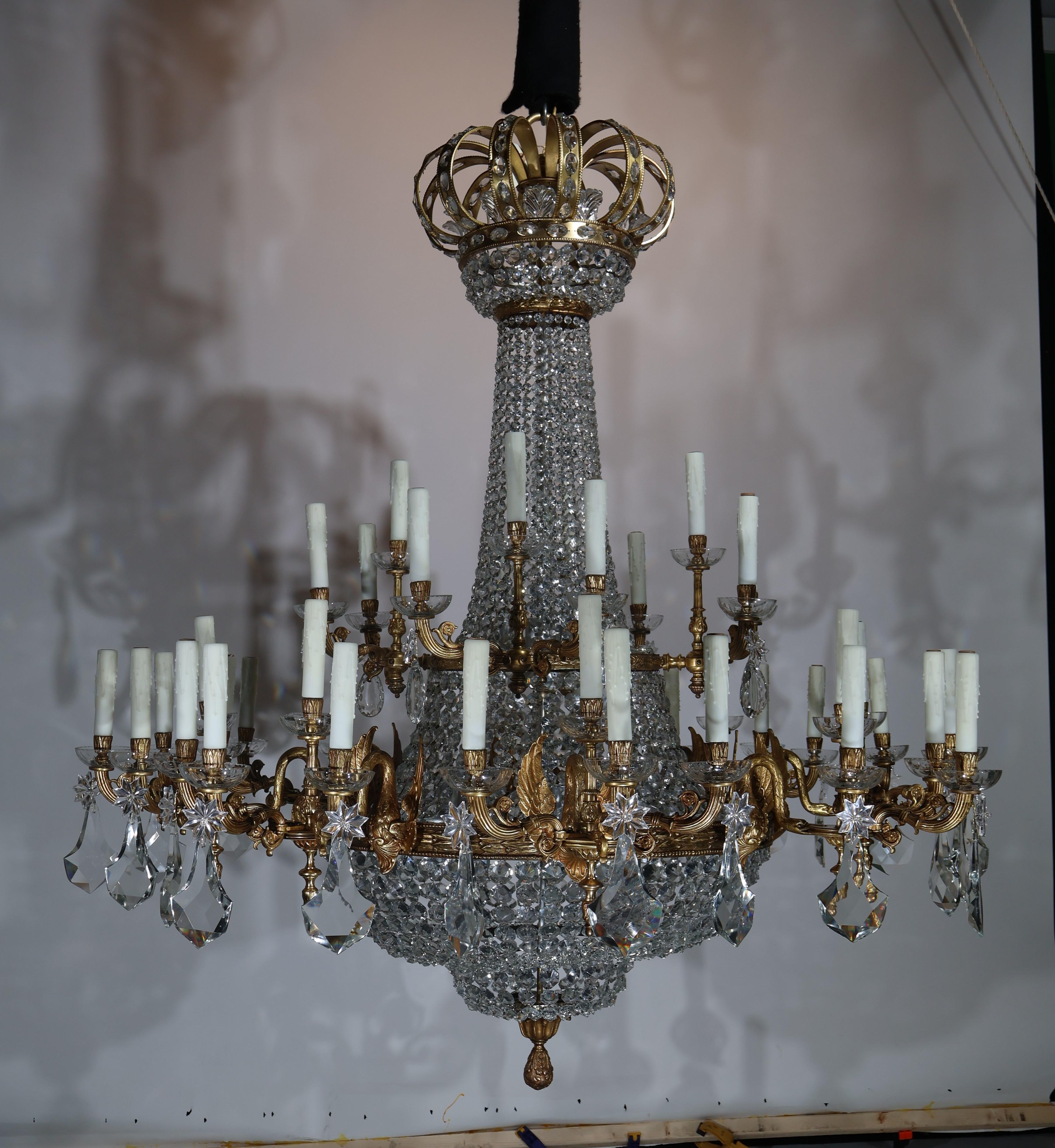 Imponente lampadario in bronzo dorato e cristallo in vendita 2