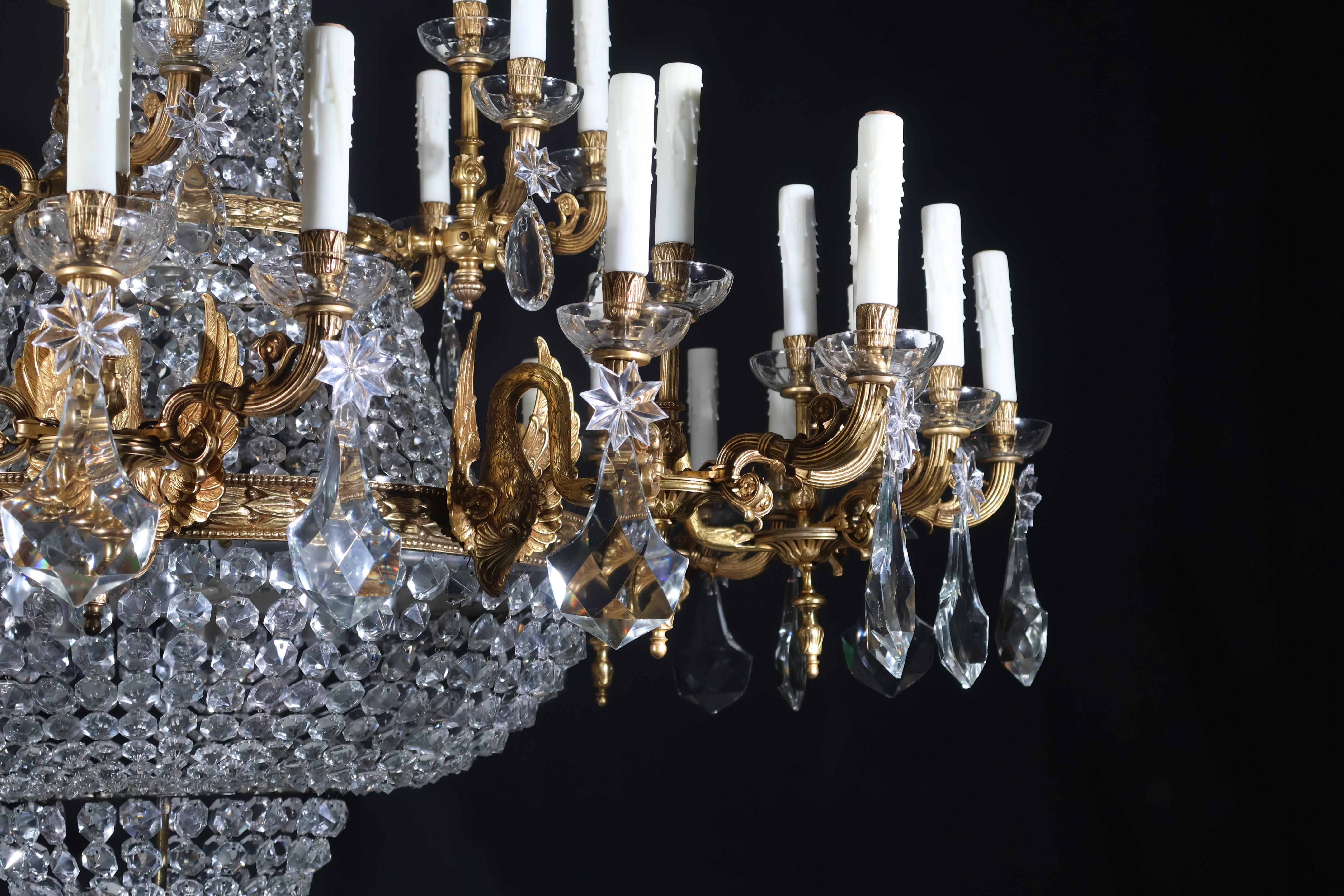 Imponente lampadario in bronzo dorato e cristallo in vendita 3